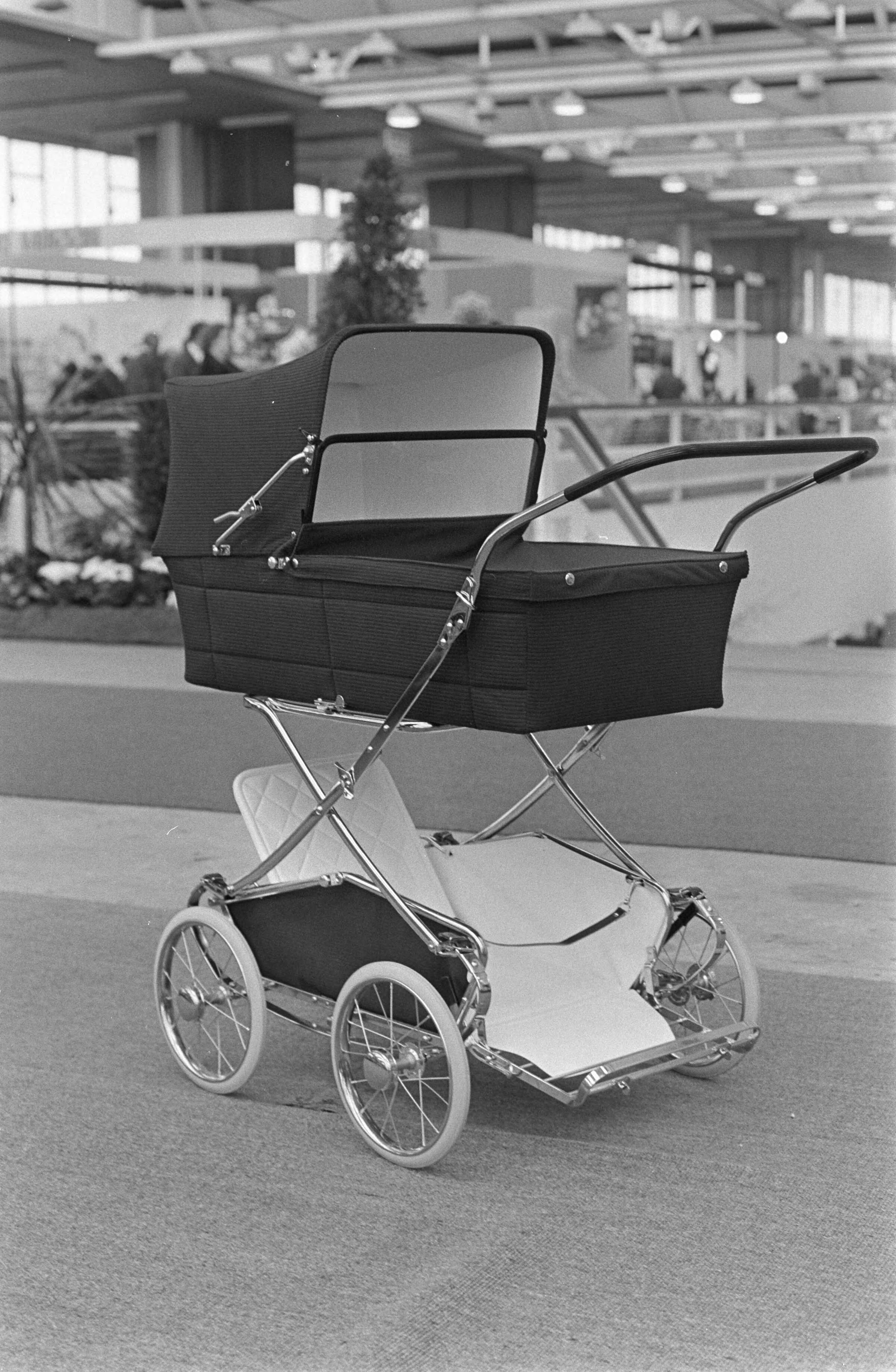 Fotocollectie Anefo — Vakbeurs "Het Kind" in Julianahal te Utrecht de beurs — Foto: Nijs, Jac. de / Anefo. Licentie: Set B: Rechtenvrij / Publiek Domein. Bron: Nationaal Archief. http://hdl.handle.net/10648/ab6284ba-d0b4-102d-bcf8-003048976d84