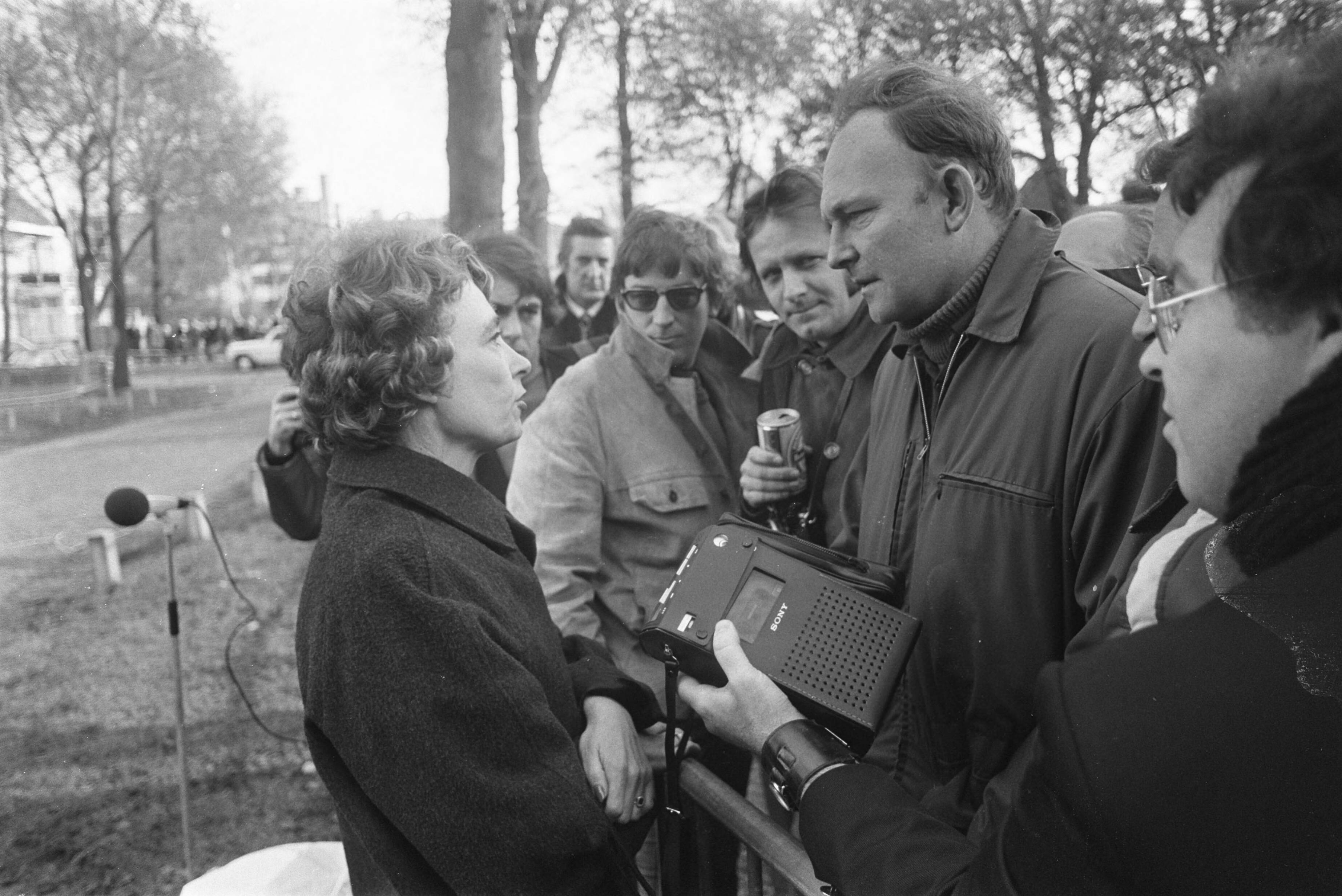 Fotocollectie Anefo — Gijzeling in gevangenis Scheveningen; mevrouw Faber (voorlichtster Ministerie van Justitie) spreekt met journalisten — Foto: Peters, Hans / Anefo. Licentie: Set B: Rechtenvrij / Publiek Domein. Bron: Nationaal Archief. http://hdl.handle.net/10648/ac5920a4-d0b4-102d-bcf8-003048976d84