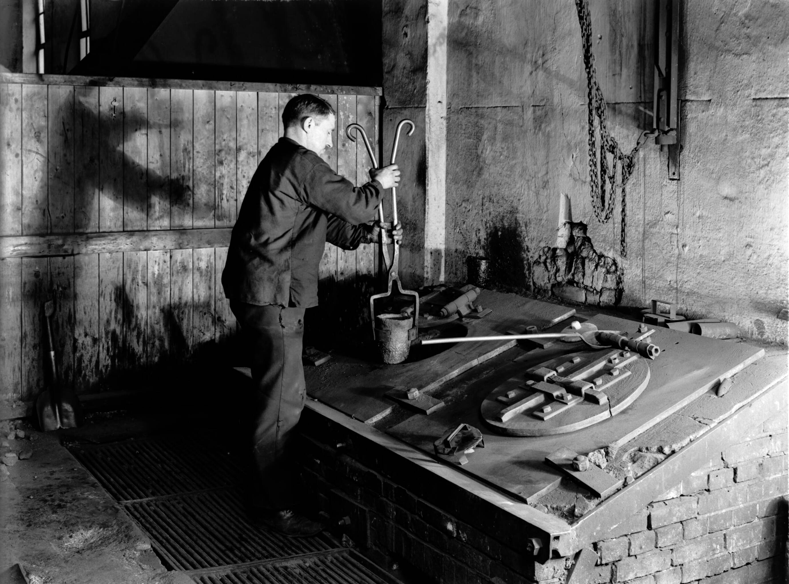 Productfoto's; zilverwerk — Smeltkroes voor smelten op hoge temperaturen van metaal bij de fa. Gerritsen & Van Kempen in Zeist — Foto: Poll, Willem van de. Licentie: Set B: Rechtenvrij / Publiek Domein. Bron: Nationaal Archief. http://hdl.handle.net/10648/ae9e3dfe-d0b4-102d-bcf8-003048976d84