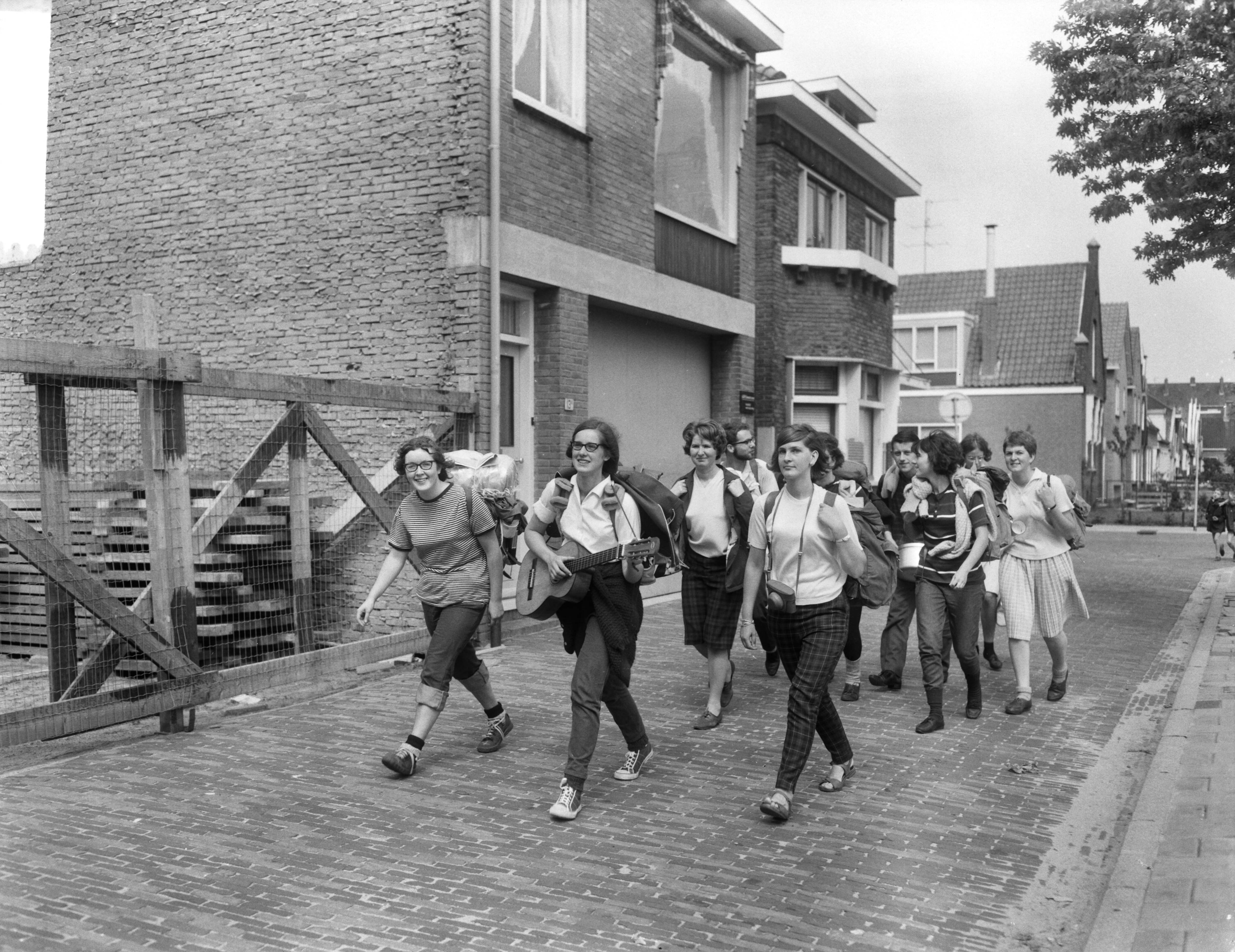 Fotocollectie Anefo — Tochtgenoten van St. Franciscus te Zaandam gestart voor 7-daagse voettocht — Foto: Bilsen, Joop van / Anefo. Licentie: Set B: Rechtenvrij / Publiek Domein. Bron: Nationaal Archief. http://hdl.handle.net/10648/aab8234e-d0b4-102d-bcf8-003048976d84