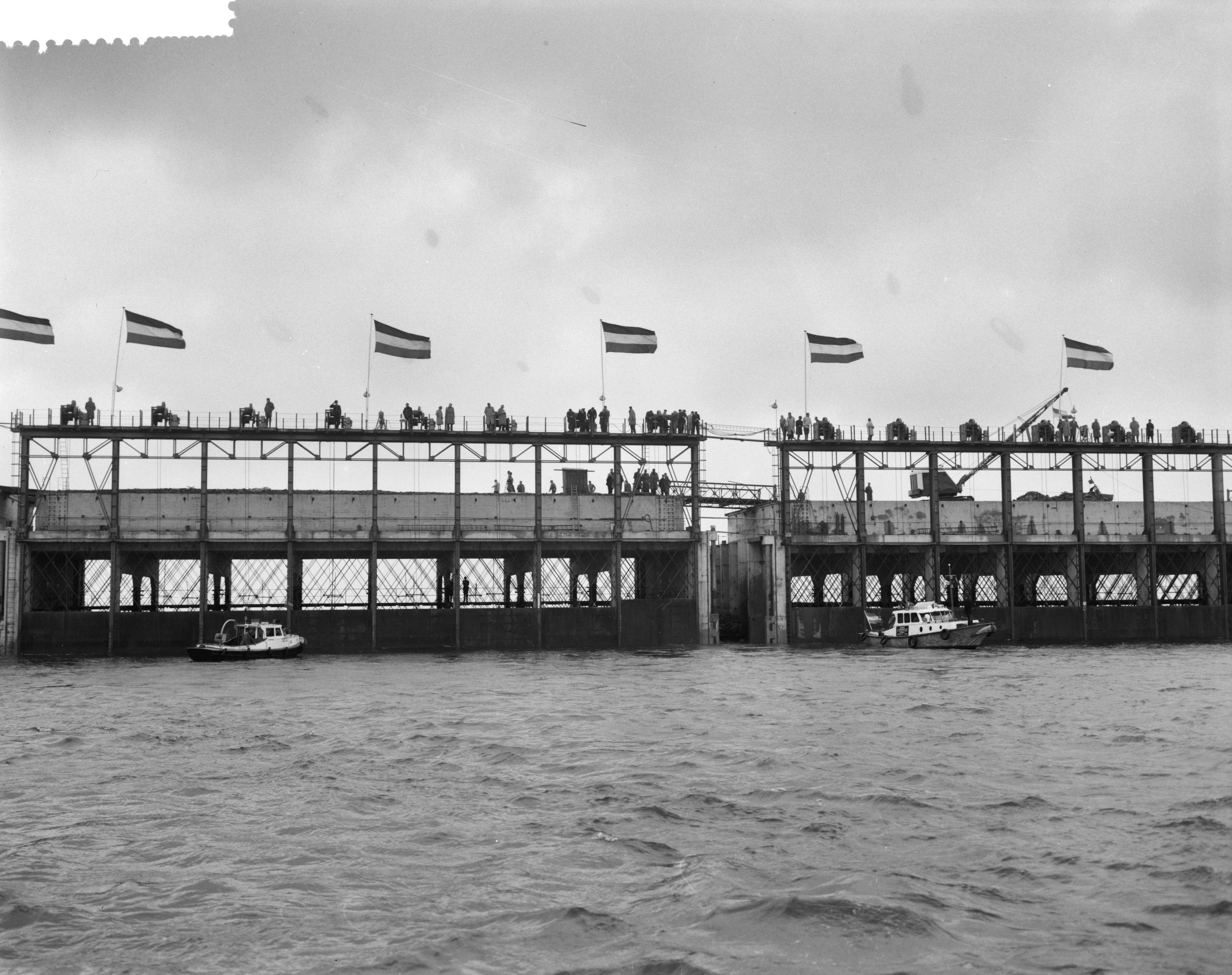Fotocollectie Anefo — Definitieve sluiting van het Veerse Gat — Foto: Rossem, Wim van / Anefo. Licentie: Set B: Rechtenvrij / Publiek Domein. Bron: Nationaal Archief. http://hdl.handle.net/10648/a9d31588-d0b4-102d-bcf8-003048976d84