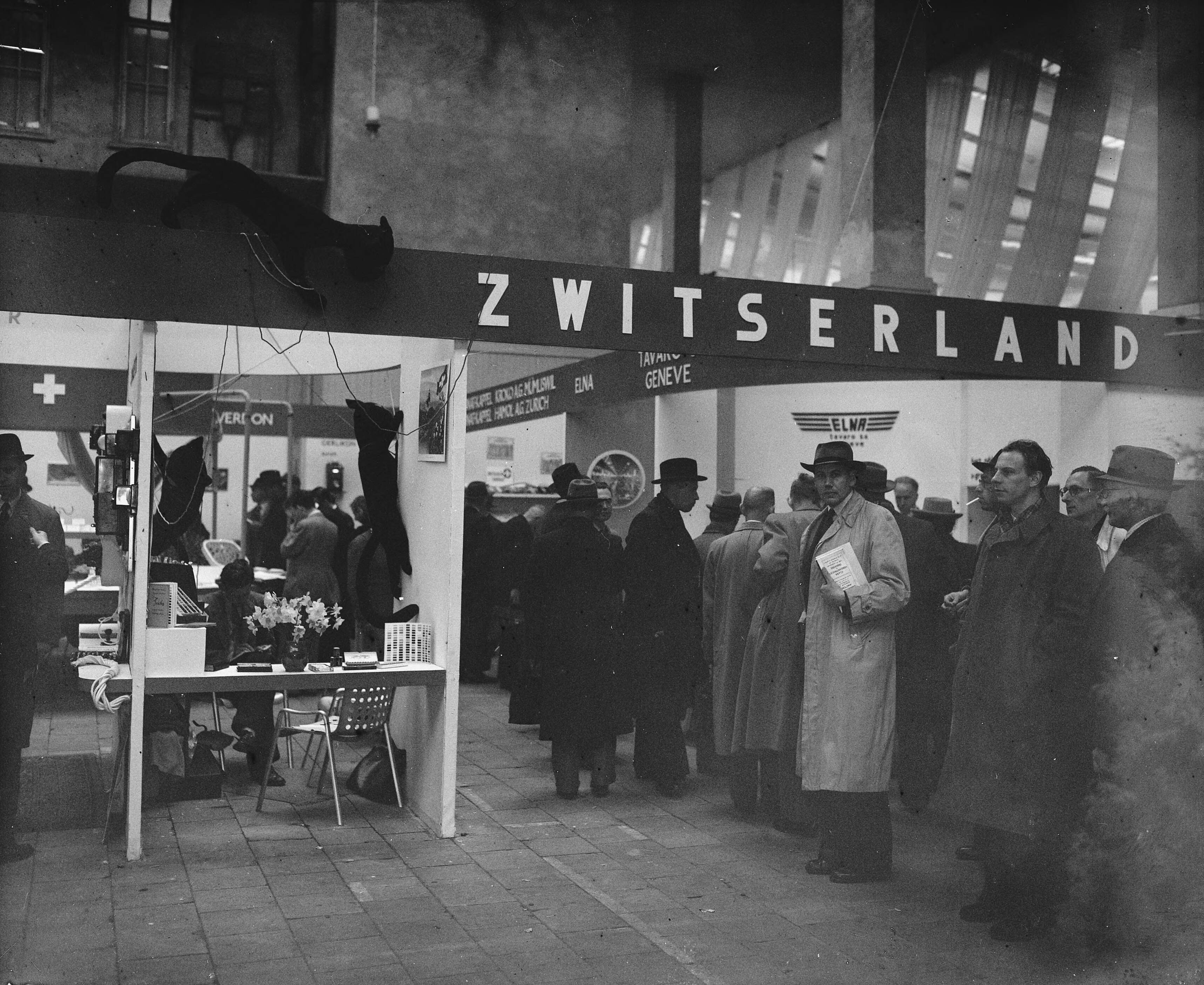 Fotocollectie Anefo — Jaarbeurs Utrecht. Zwitserse Afdeling — Foto: Snikkers, Anton / Anefo. Licentie: Set B: Rechtenvrij / Publiek Domein. Bron: Nationaal Archief. http://hdl.handle.net/10648/a8b4ea50-d0b4-102d-bcf8-003048976d84