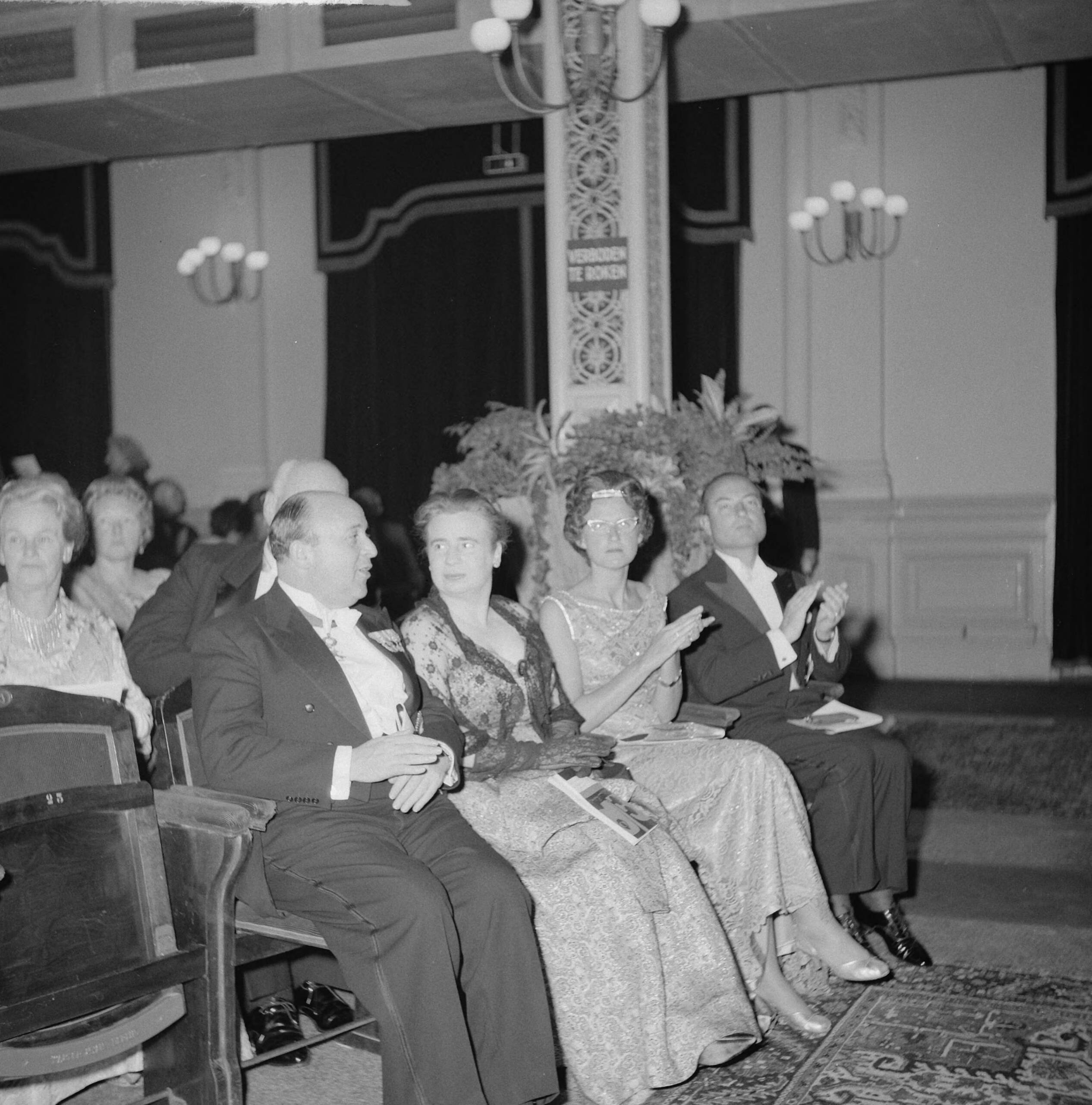 Opening Holland Festival 1961 in het Kurhaus — Opening Holland Festival 1961 in het Kurhaus te Scheveningen. Hoge gasten in het publiek. vlnr. gevolmachtigd minister van Suriname dr. R.H. Pos, mevrouw Pos. mevrouw Schmelzer, staatssecretaris drs. W.K.N. Schmelzer — Foto: Lindeboom, Henk / Anefo. Licentie: Set B: Rechtenvrij / Publiek Domein. Bron: Nationaal Archief. http://hdl.handle.net/10648/a9d8c6ea-d0b4-102d-bcf8-003048976d84