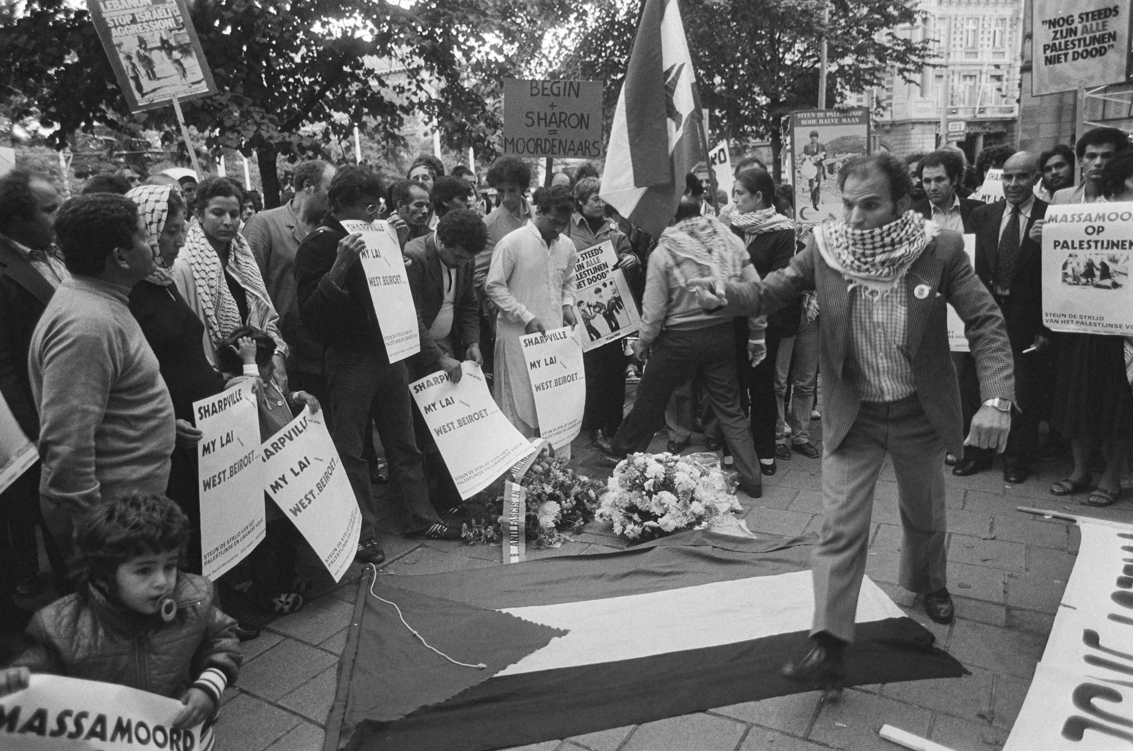 Fotocollectie Anefo — Demonstratie bij de Israëlische ambassade in Den Haag tegen moordpartijen in Libanon — Foto: Dijk, Hans van / Anefo. Licentie: Set B: Rechtenvrij / Publiek Domein. Bron: Nationaal Archief. http://hdl.handle.net/10648/ad1eeb4a-d0b4-102d-bcf8-003048976d84