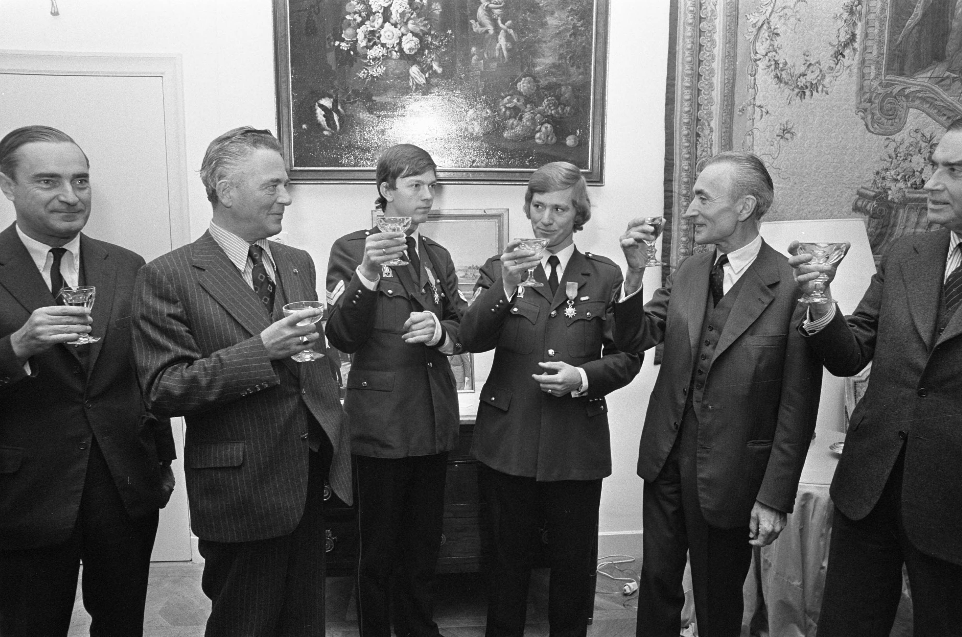 Fotocollectie Anefo — Franse ambassadeur Senard geeft onderscheiding "Ordre National de Merite" aan 3 agenten die betrokken waren bij gijzeling in Den Haag — Foto: Mieremet, Rob / Anefo. Licentie: Set B: Rechtenvrij / Publiek Domein. Bron: Nationaal Archief. http://hdl.handle.net/10648/ac57d53c-d0b4-102d-bcf8-003048976d84