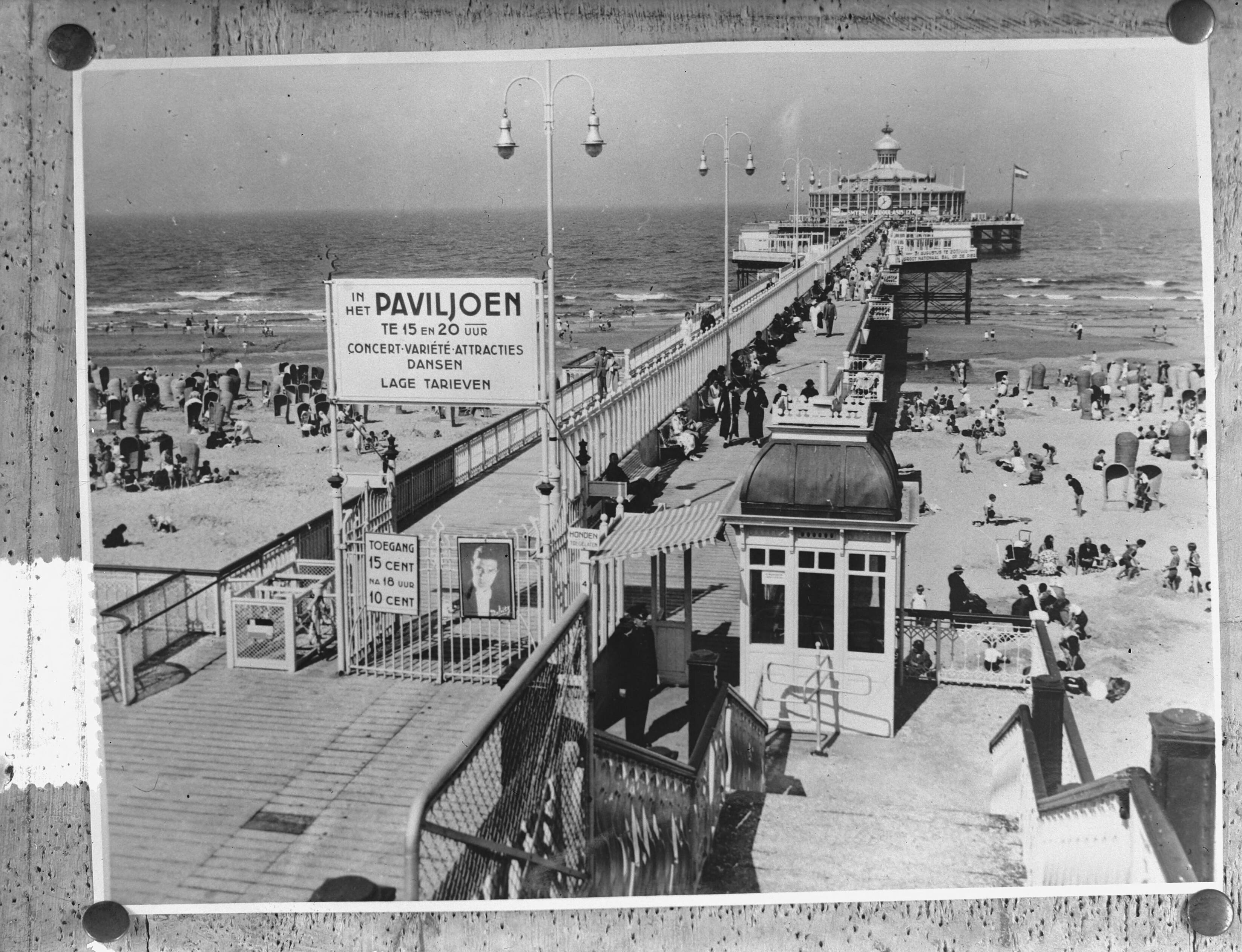 Fotocollectie Anefo — Strandbadpaviljoen Scheveningen — Foto: Meijer, T.A. / Anefo. Licentie: Set B: Rechtenvrij / Publiek Domein. Bron: Nationaal Archief. http://hdl.handle.net/10648/a90cc2de-d0b4-102d-bcf8-003048976d84