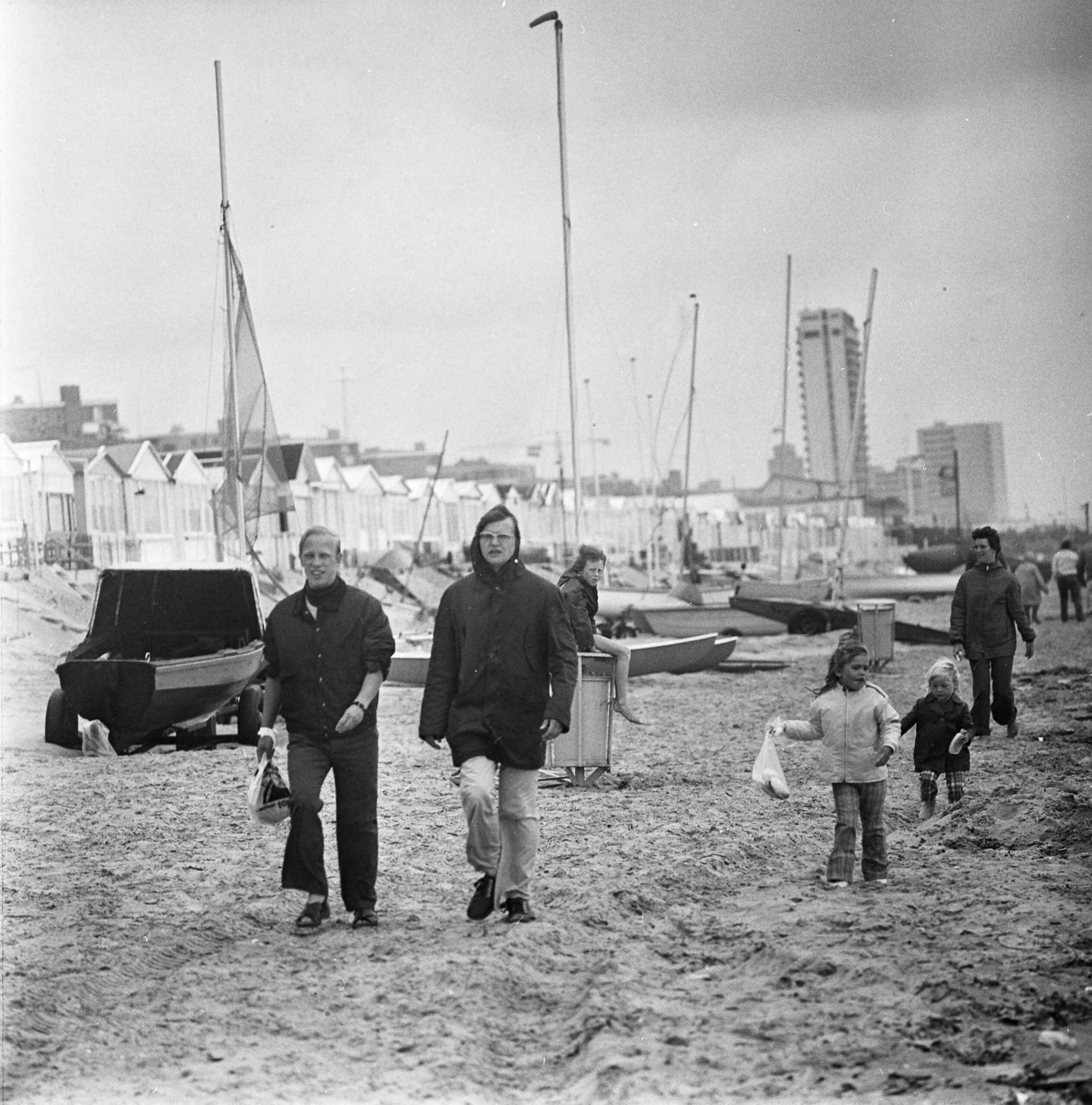 Fotocollectie Anefo — Slecht vakantieweer in Zandvoort, wandelaars in regen op Zandvoortse strand — Foto: Mieremet, Rob / Anefo. Licentie: Set B: Rechtenvrij / Publiek Domein. Bron: Nationaal Archief. http://hdl.handle.net/10648/ac32a6ae-d0b4-102d-bcf8-003048976d84