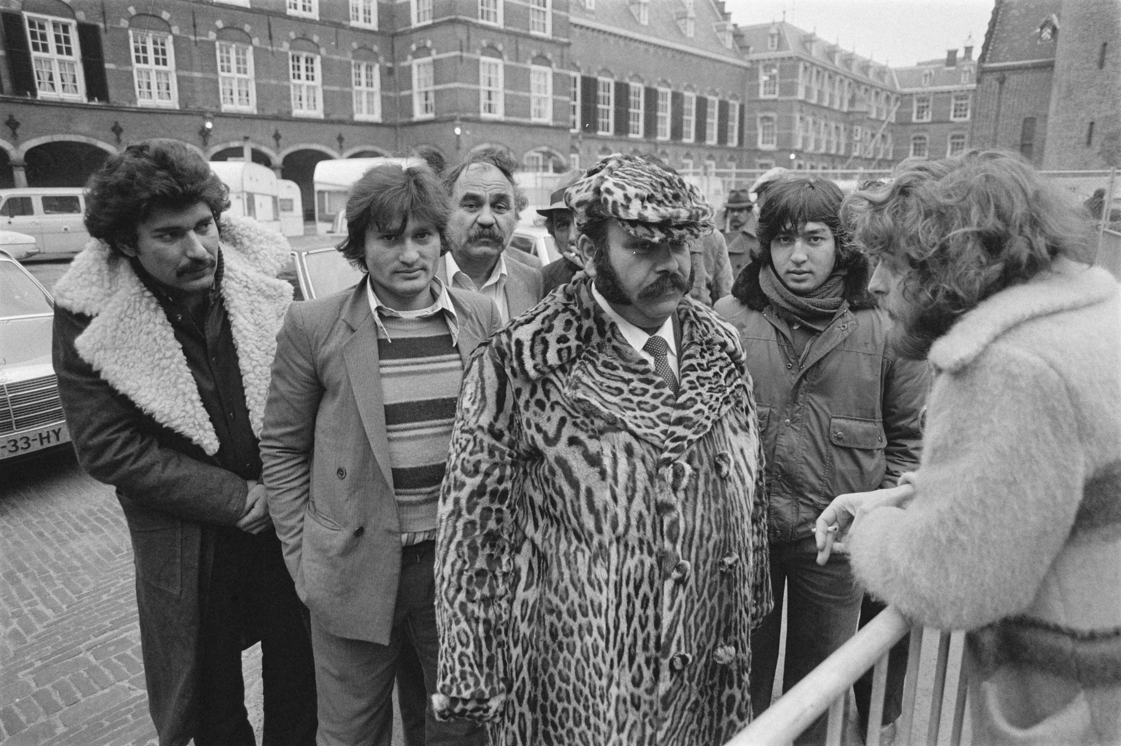 Fotocollectie Anefo — Protest van zigeuners met hun caravans op het Binnenhof i Den Haag tegen het politie-optreden op het zigeunerkamp — Foto: Antonisse, Marcel / Anefo. Licentie: Set B: Rechtenvrij / Publiek Domein. Bron: Nationaal Archief. http://hdl.handle.net/10648/acf08750-d0b4-102d-bcf8-003048976d84