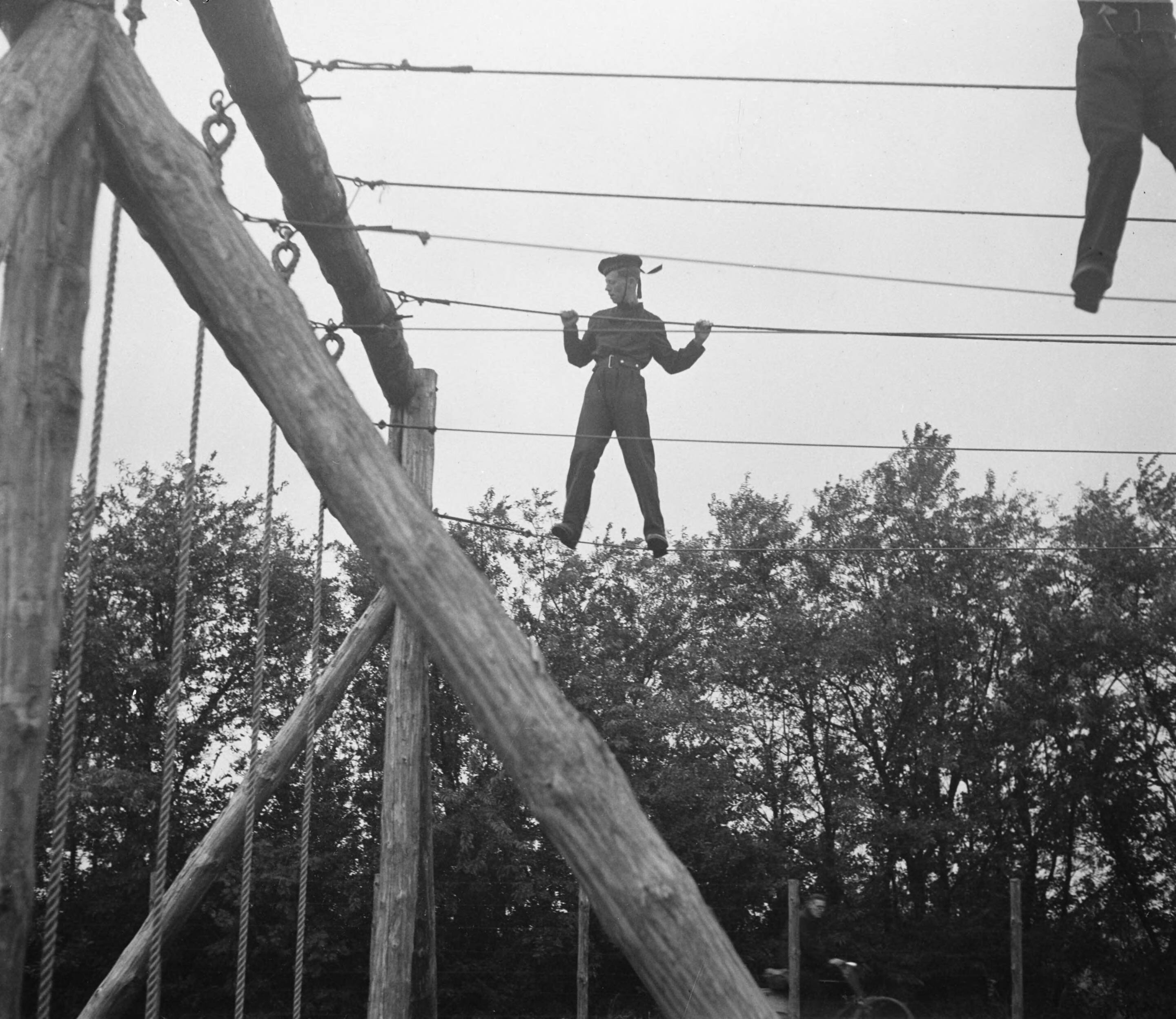 MOK Hilversum 1948 — MOK Hilversum. Matrozen in touwen — Foto: Steenkamp, B.J.J. (Ben) / Anefo. Licentie: Set B: Rechtenvrij / Publiek Domein. Bron: Nationaal Archief. http://hdl.handle.net/10648/a8bd94b6-d0b4-102d-bcf8-003048976d84