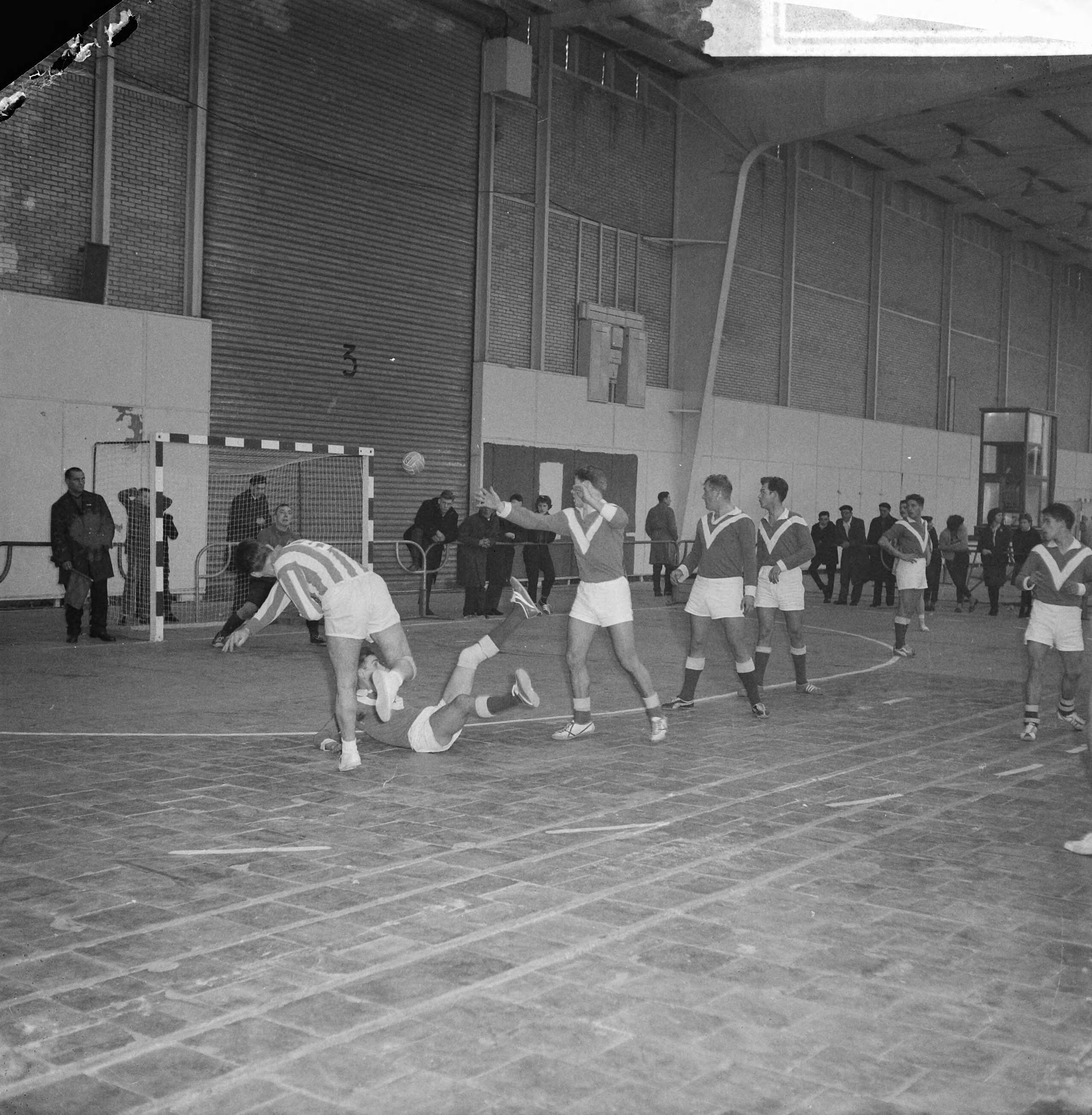 Fotocollectie Anefo — Zaalhandbal kersttoernooi in Utrecht. Spelmomenten — Foto: Gelderen, Hugo van / Anefo. Licentie: Set B: Rechtenvrij / Publiek Domein. Bron: Nationaal Archief. http://hdl.handle.net/10648/a9f22b80-d0b4-102d-bcf8-003048976d84