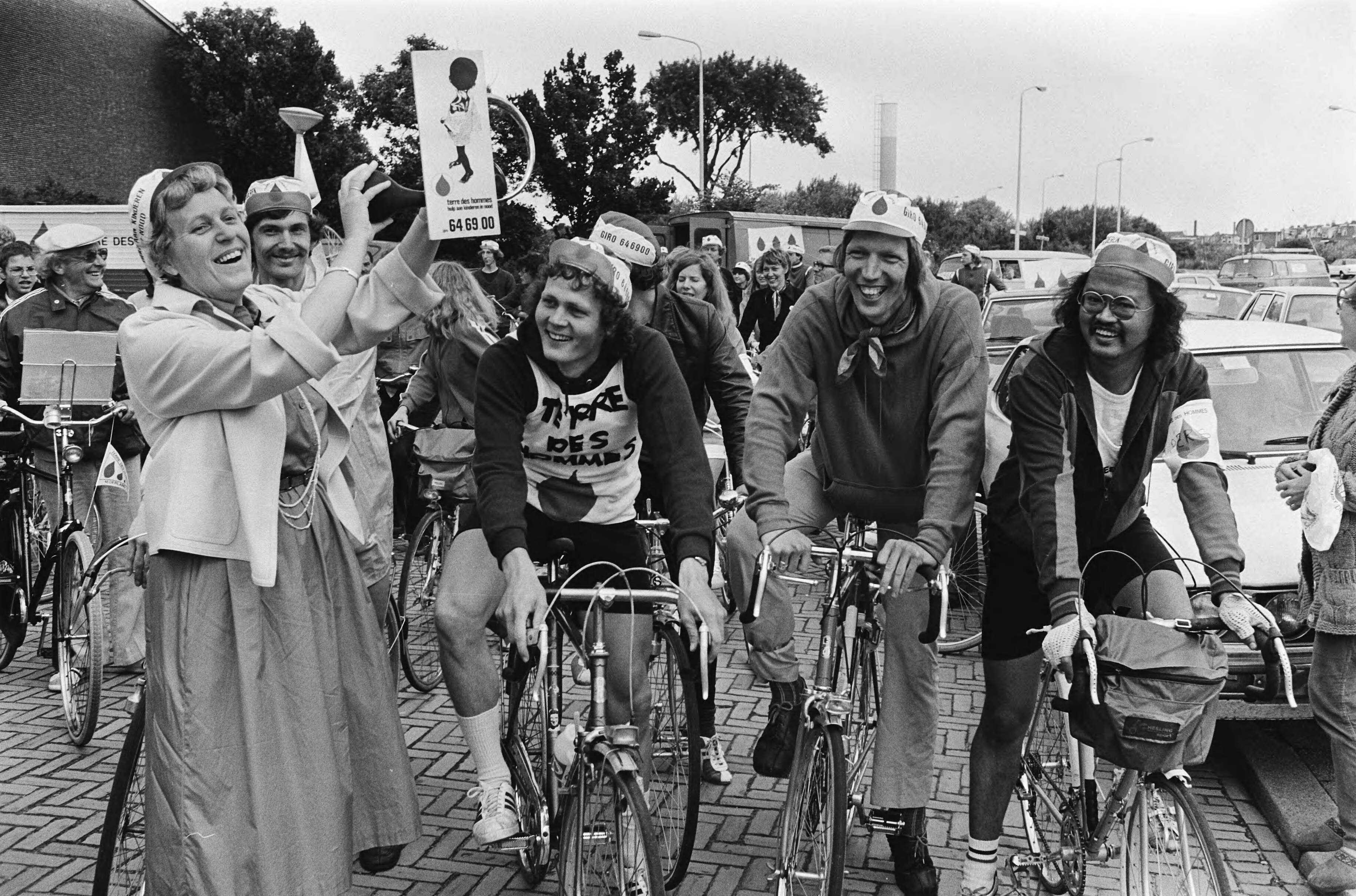 Fotocollectie Anefo — Staatssecretaris Kraayeveld-Wouters geeft in Den Haag het startsein voor de negendaagse fietstocht door Nederland voor "Terre des Hommes" — Foto: Suyk, Koen / Anefo. Licentie: Set B: Rechtenvrij / Publiek Domein. Bron: Nationaal Archief. http://hdl.handle.net/10648/accc8134-d0b4-102d-bcf8-003048976d84