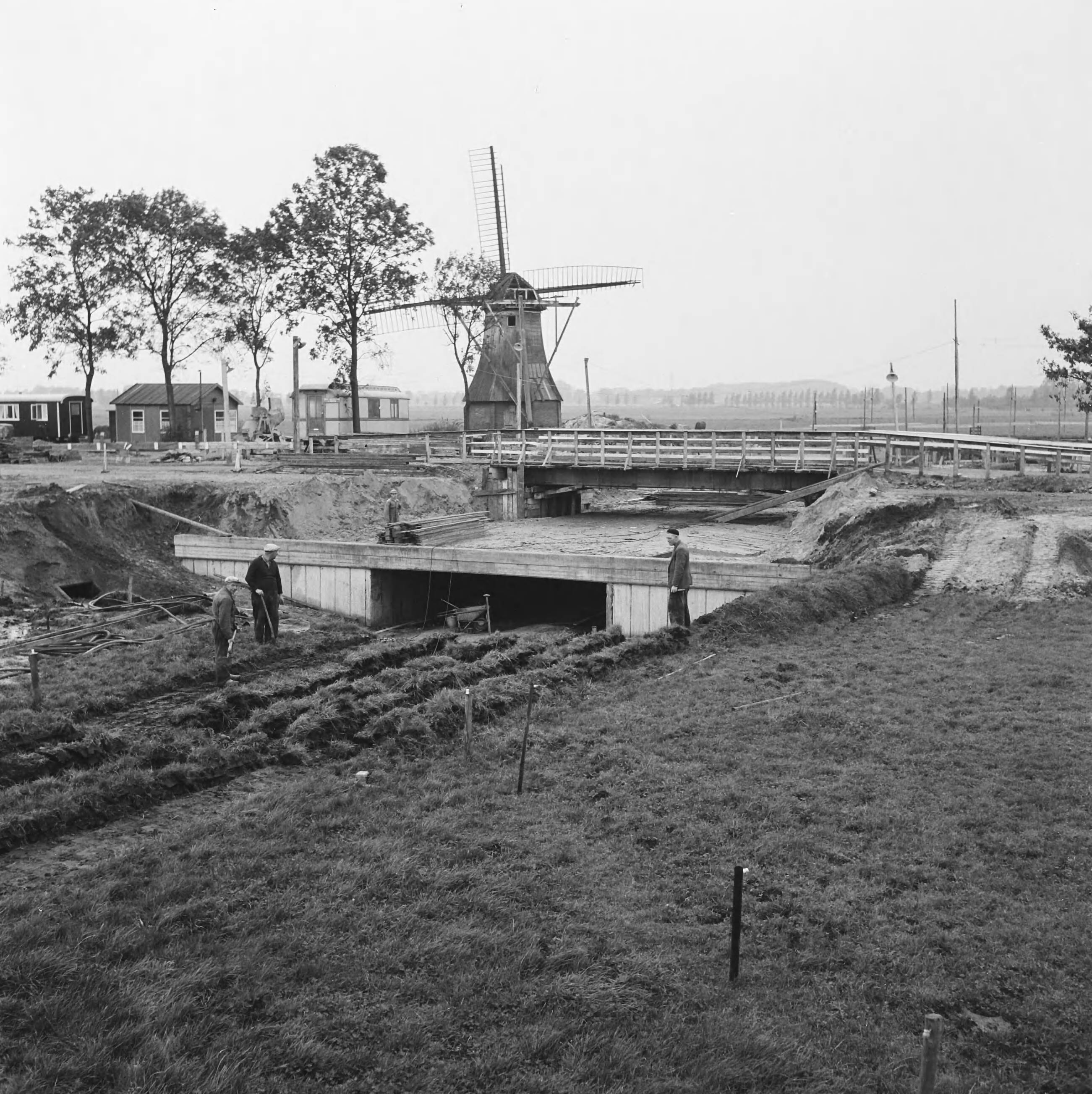 Fotocollectie Nederlandse Heidemaatschappij — Aanleg grote duiker met stuw in de Oostermoersevaart onder Zuidlaren — Foto: Eyssen, [...] / Heidemij. Licentie: Set B: Rechtenvrij / Publiek Domein. Bron: Nationaal Archief. http://hdl.handle.net/10648/ae5f00da-d0b4-102d-bcf8-003048976d84