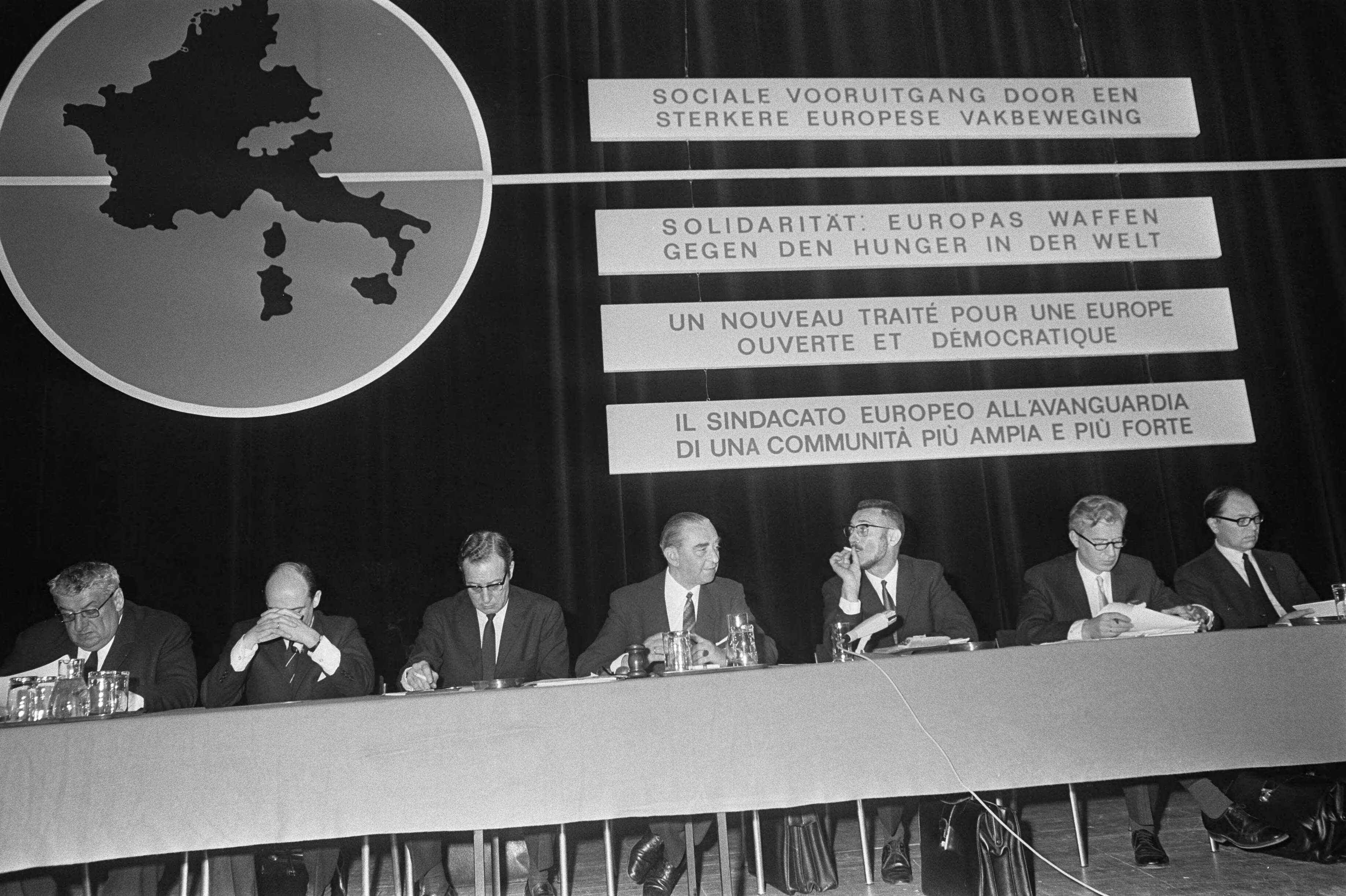 Fotocollectie Anefo — 6e Algemene Vergadering van het Europese vakbewegingssector in het Nederlands Congresgeb. te Den Haag overzicht bestuurstafel — Foto: Mieremet, Rob / Anefo. Licentie: Set B: Rechtenvrij / Publiek Domein. Bron: Nationaal Archief. http://hdl.handle.net/10648/ab66640e-d0b4-102d-bcf8-003048976d84
