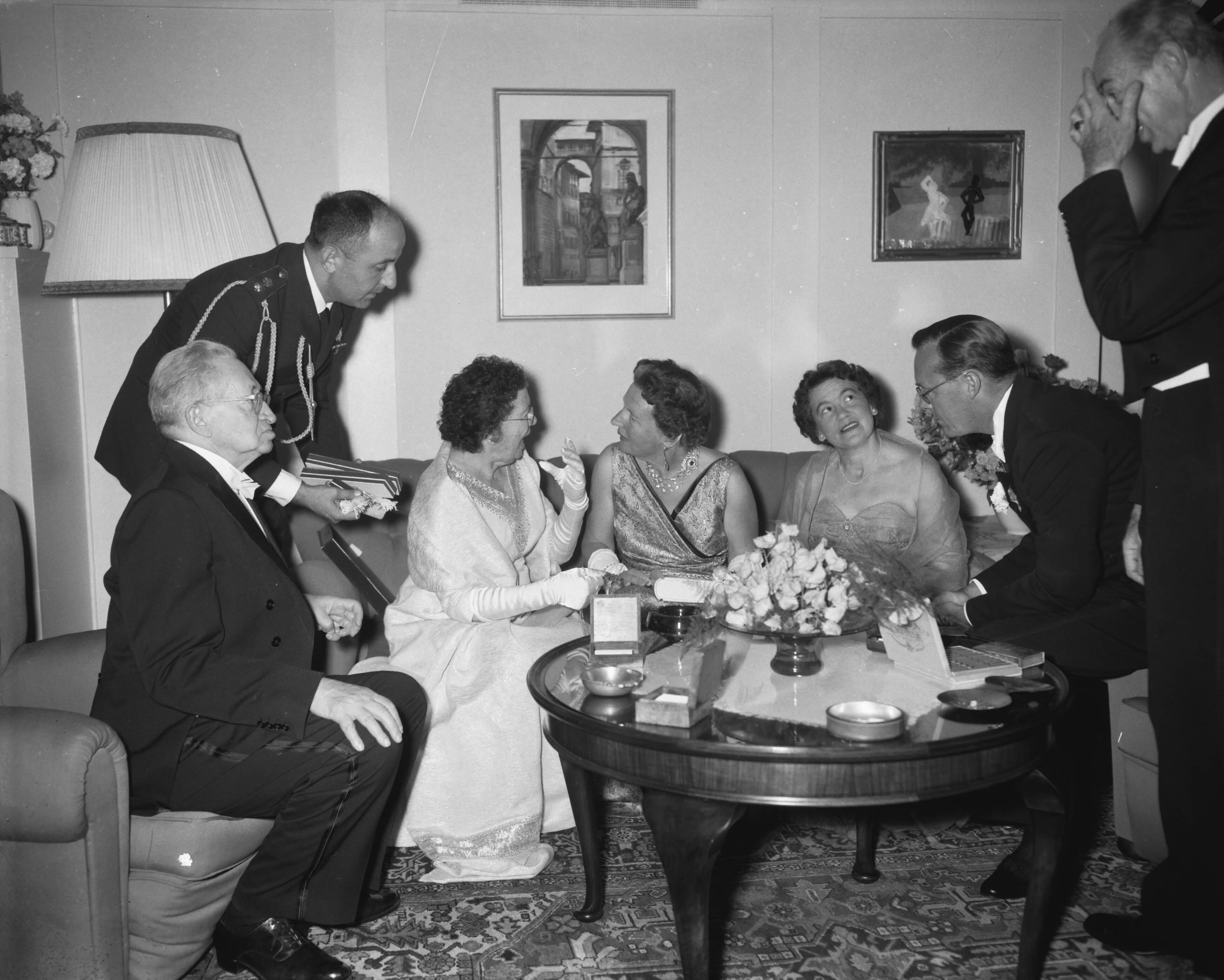Fotocollectie Anefo — Diner aangeboden door de president van Israël, Yitzhak Ben-Zvi, aan het koninklijk paar in de ambassade van Israël in Den Haag — Foto: Pot, Harry / Anefo. Licentie: Set B: Rechtenvrij / Publiek Domein. Bron: Nationaal Archief. http://hdl.handle.net/10648/a9809bc8-d0b4-102d-bcf8-003048976d84