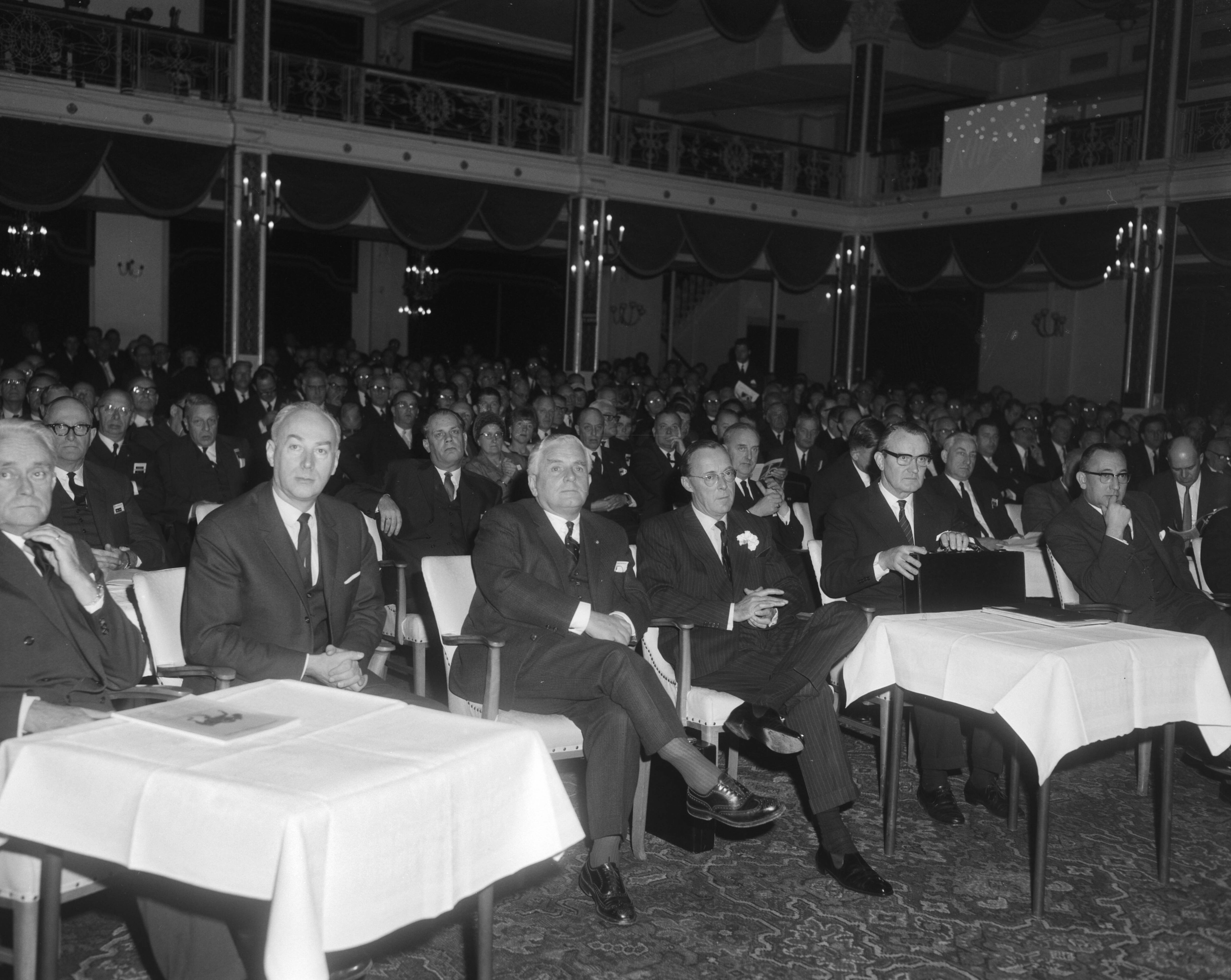 Fotocollectie Anefo — Viering van het veertigjarig bestaan van het NIVE, de Nederlandse Vereniging voor Managers, in het Kurhaus in Scheveningen, in aanwezigheid van prins Bernhard (midden) — Foto: Bilsen, Joop van / Anefo. Licentie: Set B: Rechtenvrij / Publiek Domein. Bron: Nationaal Archief. http://hdl.handle.net/10648/aad062ec-d0b4-102d-bcf8-003048976d84