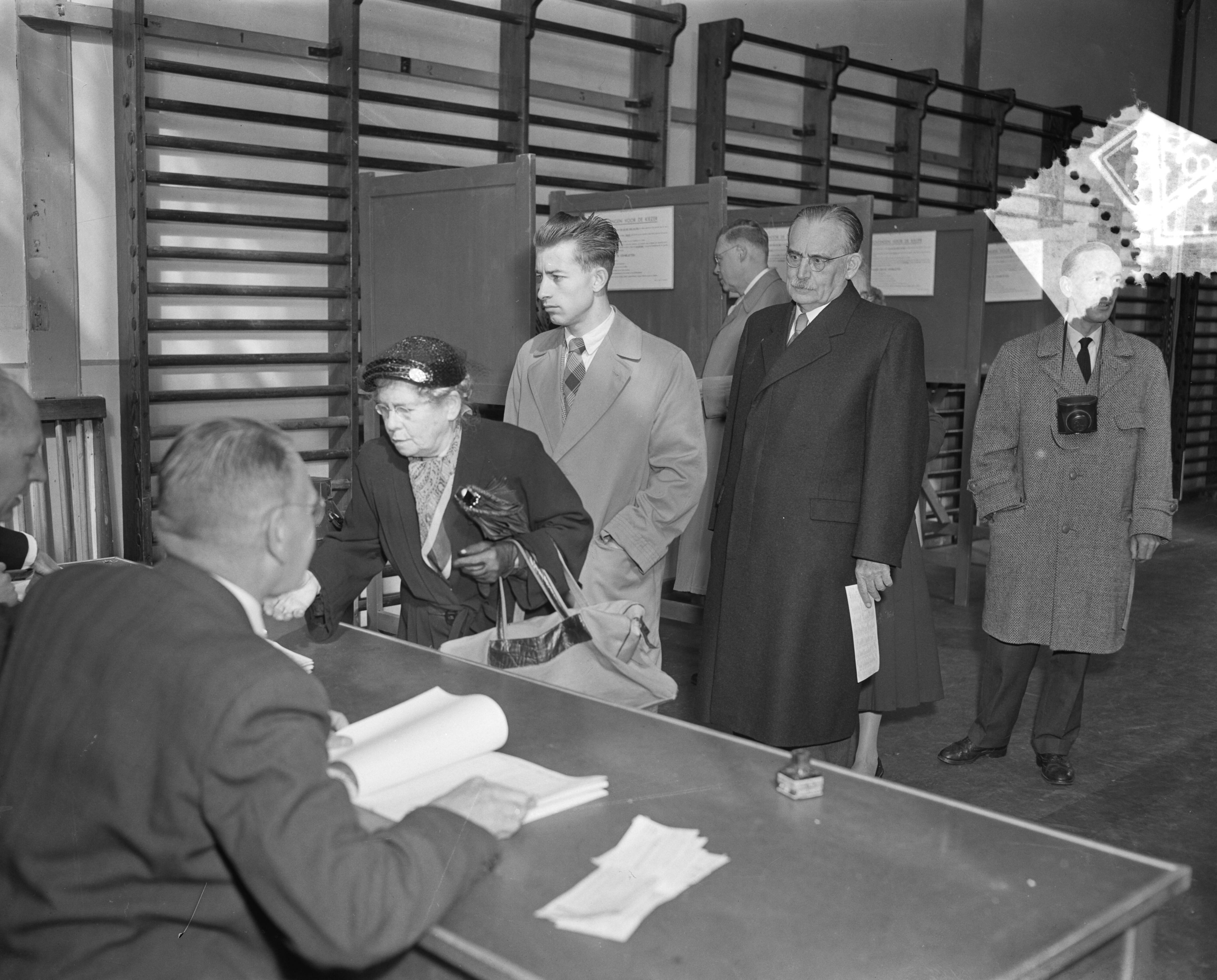 Stemmen voor de Tweede Kamerverkiezingen 1956 — Premier Drees in de rij bij het stembureau in Den Haag — Foto: Pot, Harry / Anefo. Licentie: Set B: Rechtenvrij / Publiek Domein. Bron: Nationaal Archief. http://hdl.handle.net/10648/a949bff4-d0b4-102d-bcf8-003048976d84