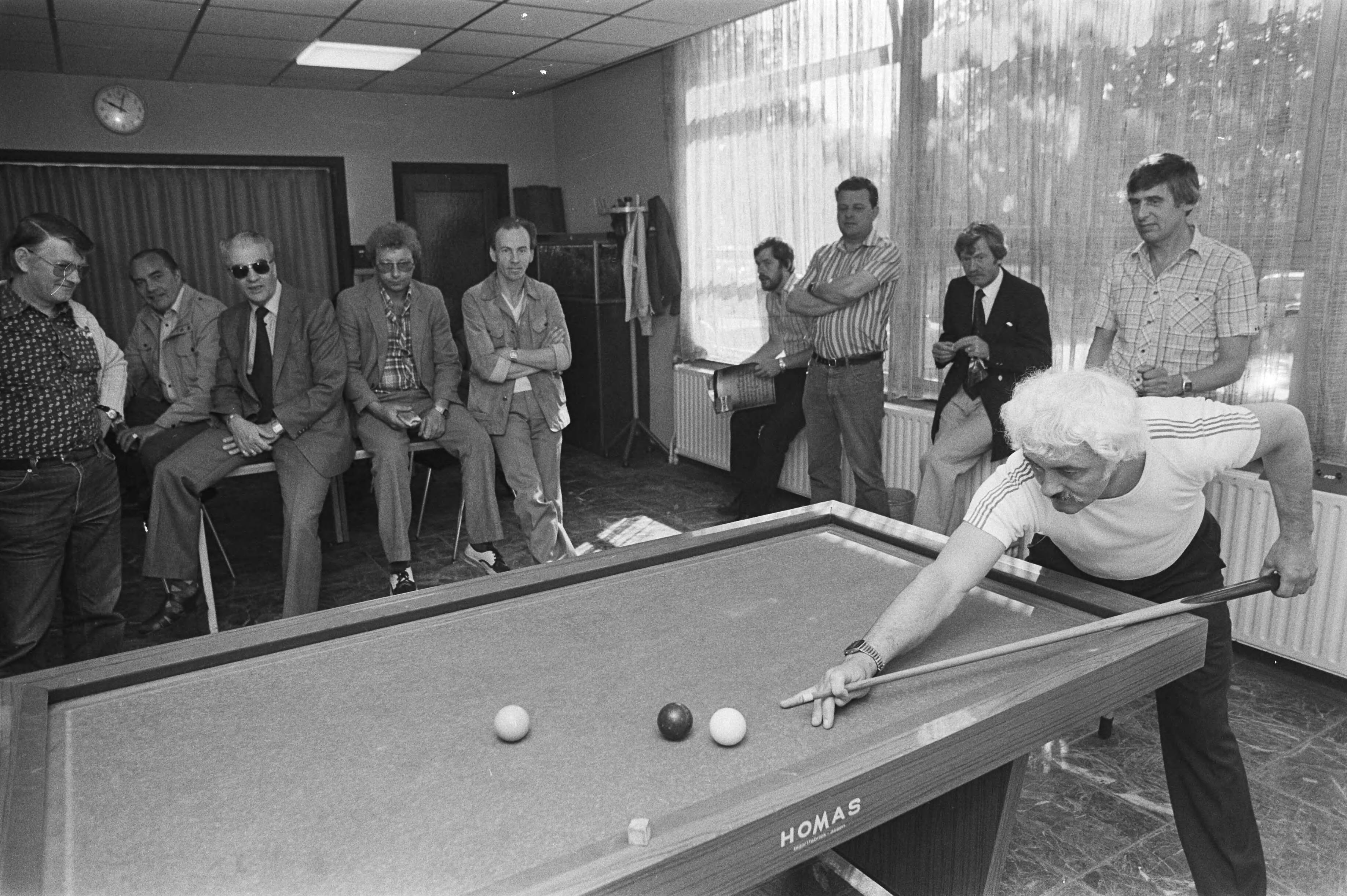Fotocollectie Anefo — Staking HTM in Den Haag duurt voort, biljartende buschauffeurs in de kantine van een busgarage in Den Haag — Foto: Dijk, Hans van / Anefo. Licentie: Set B: Rechtenvrij / Publiek Domein. Bron: Nationaal Archief. http://hdl.handle.net/10648/acfbebc2-d0b4-102d-bcf8-003048976d84