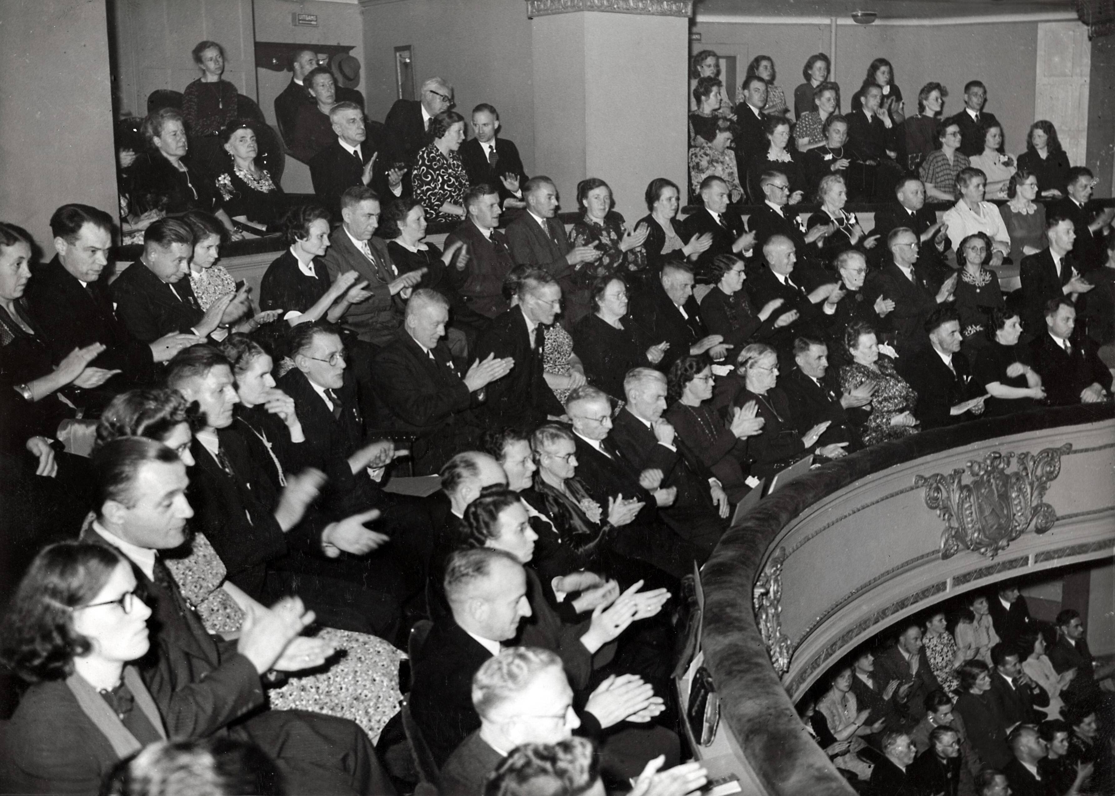 Drukkerij Spaarnestad — [40-jarig jubileum N.V. De Spaarnestad] [Feestavond in het Stadsschouwburg van Haarlem] — Foto: Fotograaf Onbekend / Fotobureau onbekend / Spaarnestad Photo (05887). Licentie: Set B: Rechtenvrij / Publiek Domein. Bron: Nationaal Archief. http://hdl.handle.net/10648/35429da6-39ef-a382-e063-6df0900a6686