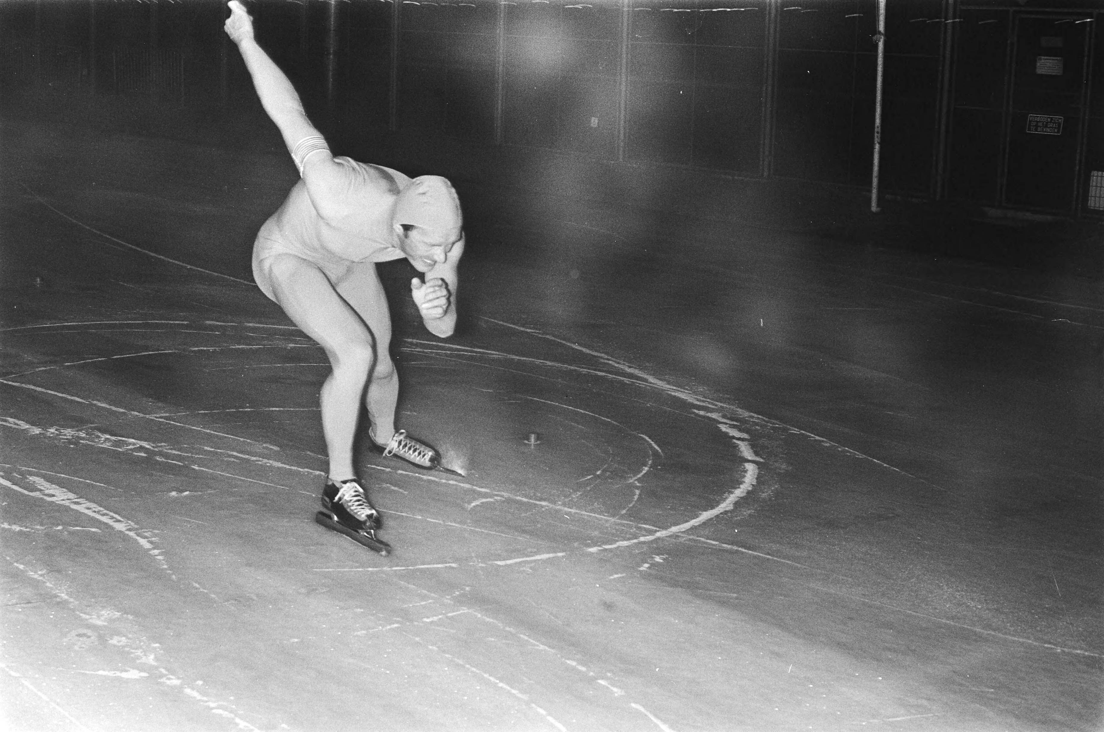 Fotocollectie Anefo — Heren sprint selectiewedstrijd in Den Haag (schaatsen); Jos Valentijn in actie, nr. 12, 13 Miel Govaert (koppen) — Foto: Bogaerts, Rob / Anefo. Licentie: Set B: Rechtenvrij / Publiek Domein. Bron: Nationaal Archief. http://hdl.handle.net/10648/acaab1da-d0b4-102d-bcf8-003048976d84