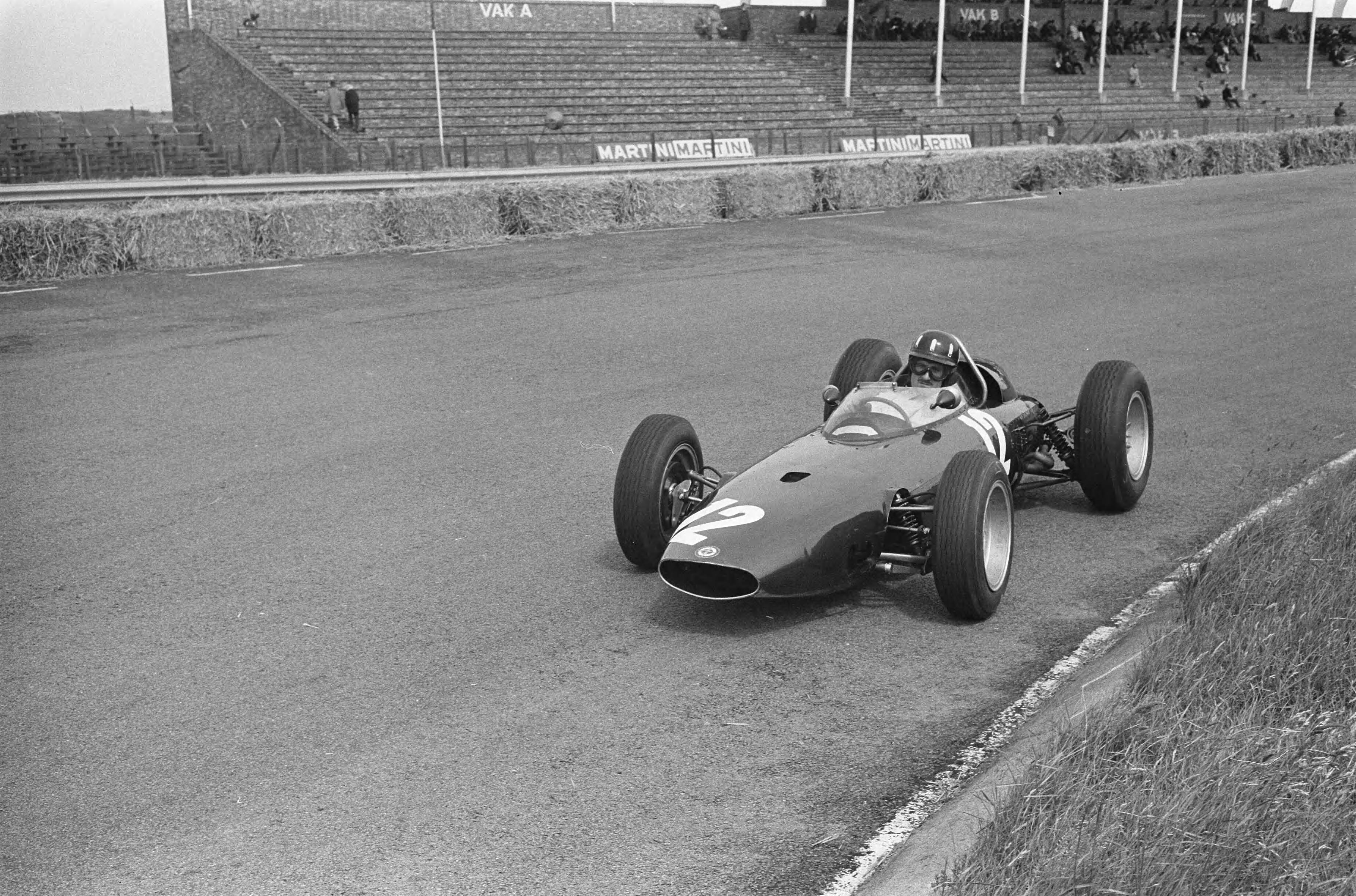 Fotocollectie Anefo — Training voor Grand Prix te Zandvoort begonnen. Graham Hill in een BRM in de Hugenholzbocht — Foto: Pot, Harry / Anefo. Licentie: Set B: Rechtenvrij / Publiek Domein. Bron: Nationaal Archief. http://hdl.handle.net/10648/aa3bb962-d0b4-102d-bcf8-003048976d84
