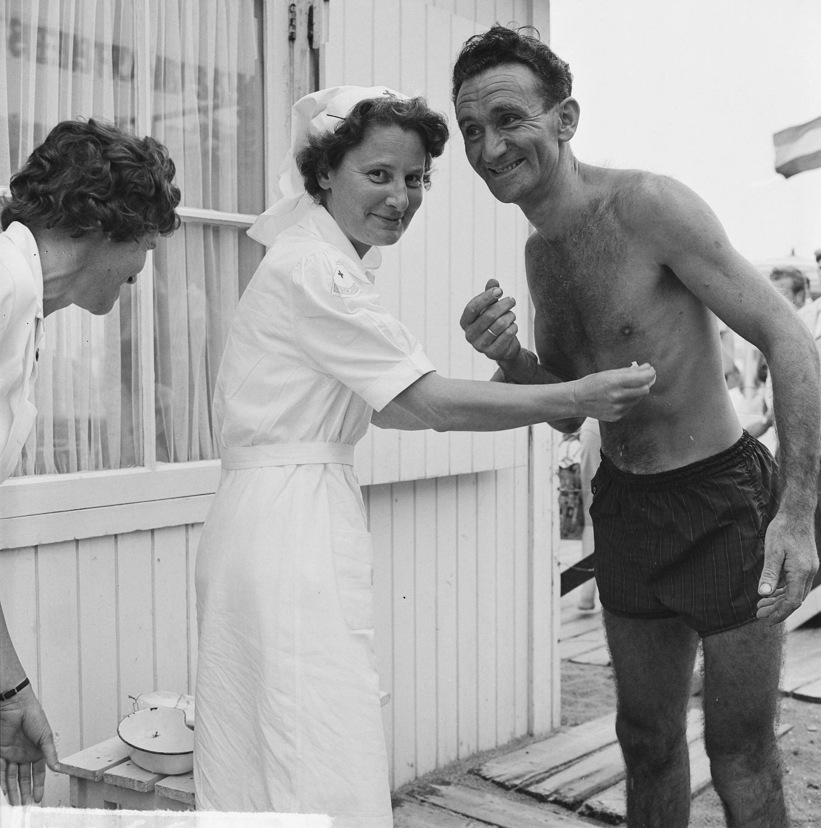 Fotocollectie Anefo — Kwallenplaag langs de kust en Rode Kruis post te Scheveningen — Foto: Koch, Eric / Anefo. Licentie: Set B: Rechtenvrij / Publiek Domein. Bron: Nationaal Archief. http://hdl.handle.net/10648/aa406660-d0b4-102d-bcf8-003048976d84