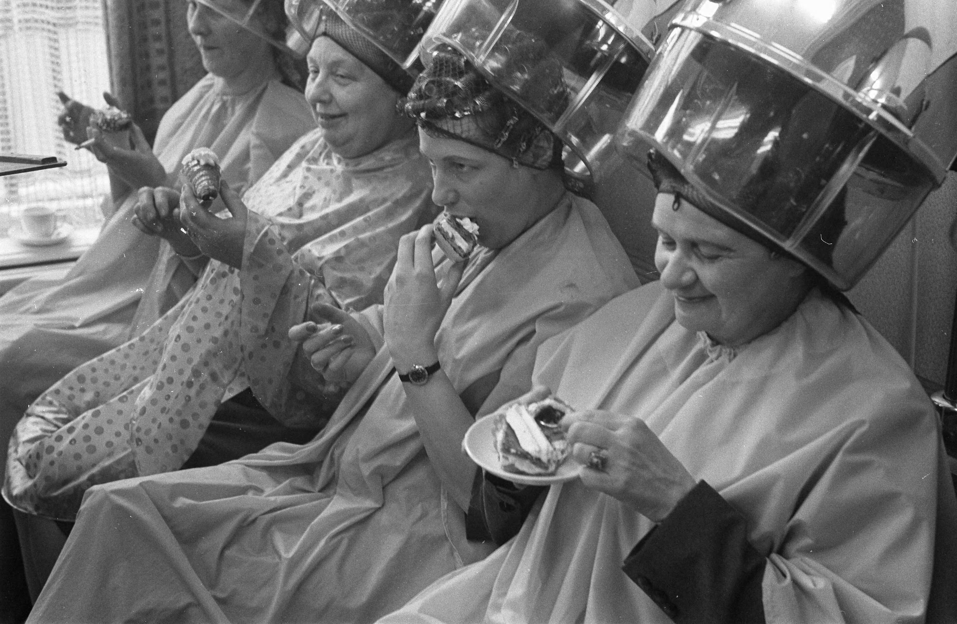 Fotocollectie Anefo — Opening van de eerste kappersdagschool aan de Prinses Marijkestraat te Den Haag — Foto: Pot, Harry / Anefo. Licentie: Set B: Rechtenvrij / Publiek Domein. Bron: Nationaal Archief. http://hdl.handle.net/10648/a9a90b08-d0b4-102d-bcf8-003048976d84