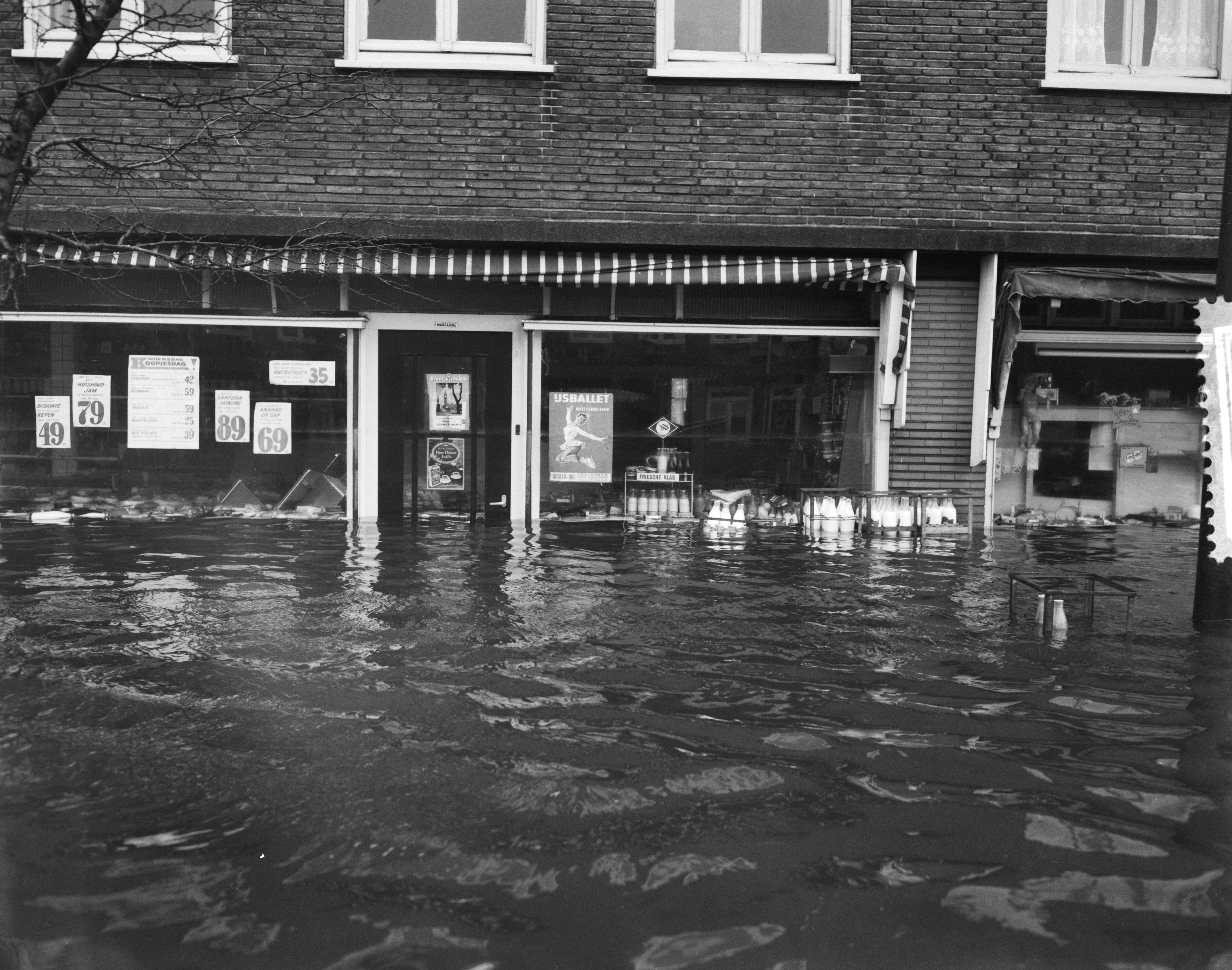Ramp Tuindorp Oostzaan — Ramp Tuindorp Oostzaan, winkelpanden met melkflessen — Foto: Behrens, Herbert F. / Anefo. Licentie: Set B: Rechtenvrij / Publiek Domein. Bron: Nationaal Archief. http://hdl.handle.net/10648/a9a602aa-d0b4-102d-bcf8-003048976d84
