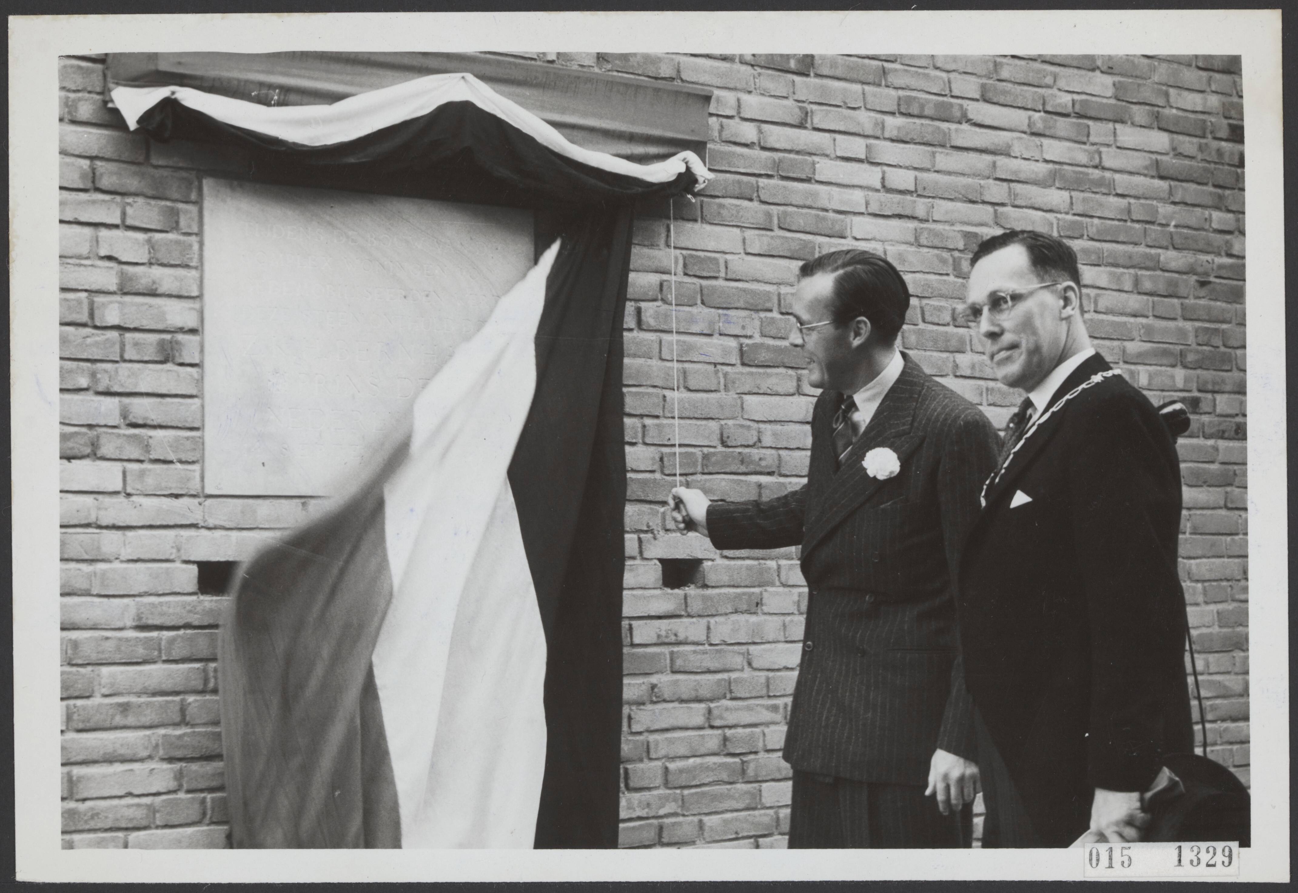 Fotocollectie Elsevier Binnenland — Prins Bernhard onthulde te Alkmaar een steen in de gevel van een der 96 in aanbouw zijnde huize voor gedemobiliseerden. Naast hem burgemeester van Alkmaar, mr. dr. J.H. Wytema — Foto: Fotograaf Onbekend / Anefo. Licentie: Set B: Rechtenvrij / Publiek Domein. Bron: Nationaal Archief. http://hdl.handle.net/10648/adb7d88c-d0b4-102d-bcf8-003048976d84