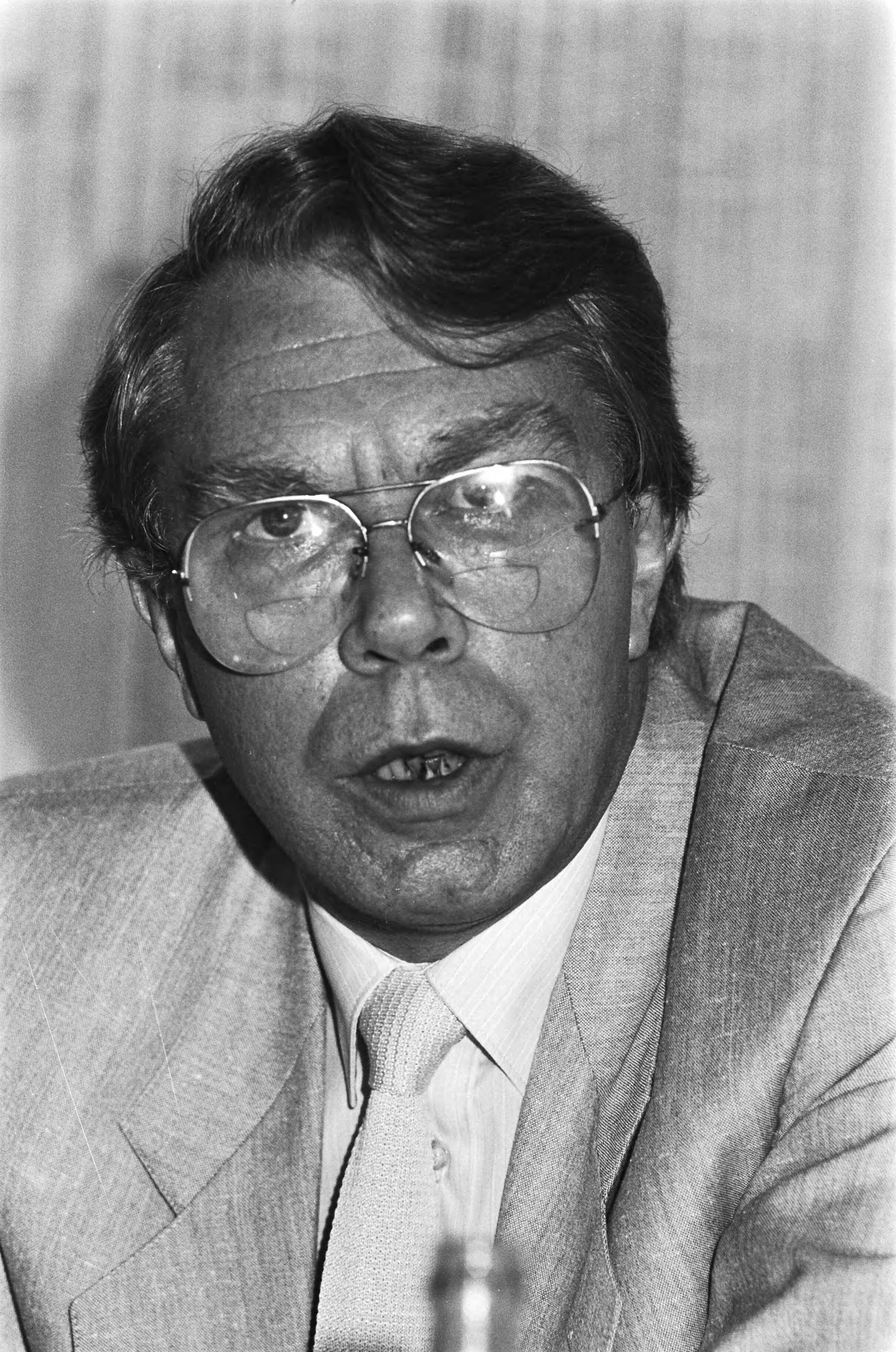 Fotocollectie Anefo — Persconferentie Avro; Chris van Hoorn — Foto: Bogaerts, Rob / Anefo. Licentie: Set B: Rechtenvrij / Publiek Domein. Bron: Nationaal Archief. http://hdl.handle.net/10648/ad49eafc-d0b4-102d-bcf8-003048976d84