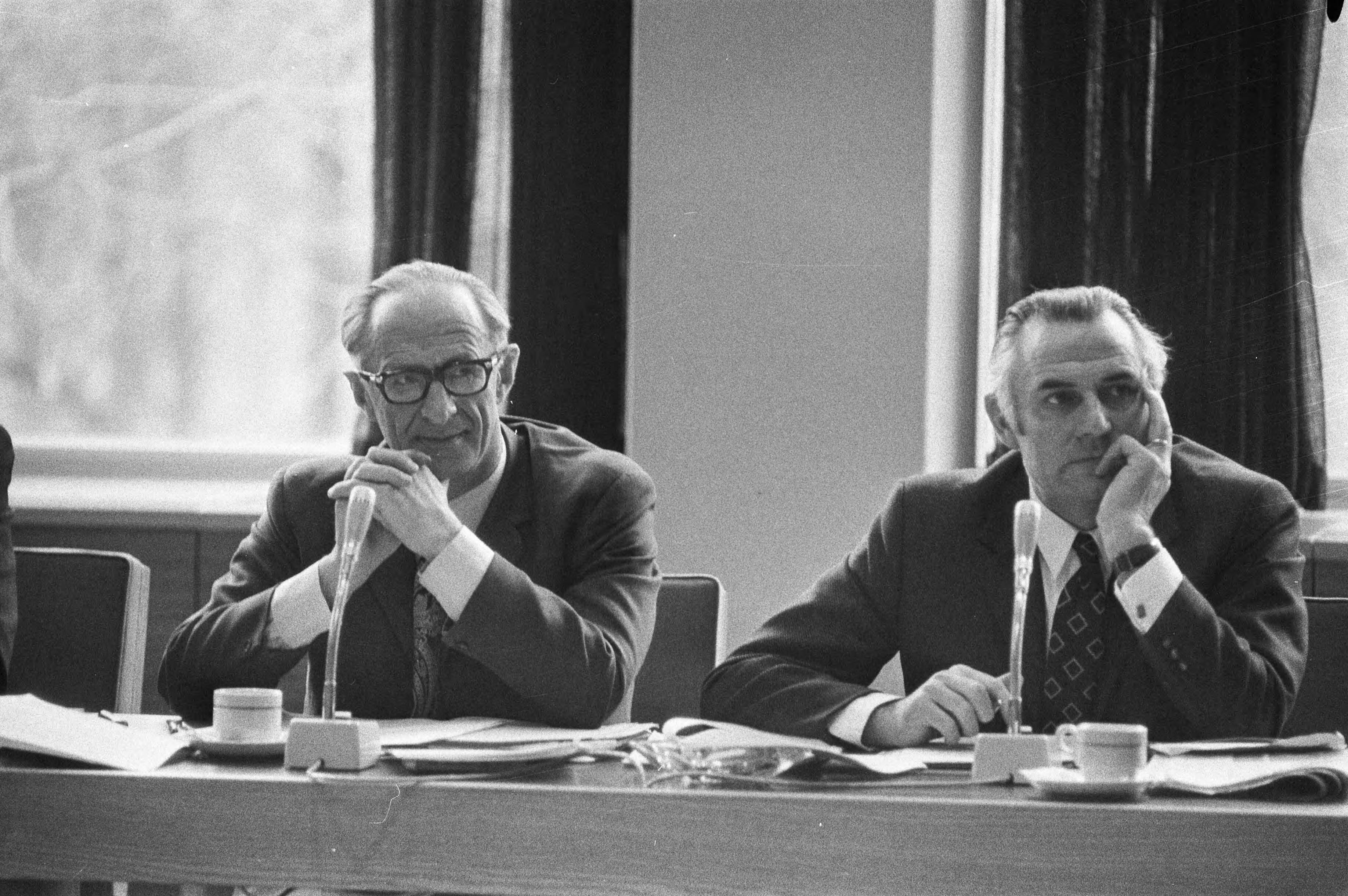 Fotocollectie Anefo — Openbare bestuursvergadering van Landbouwschap in SER-geb Den Haag , (l) prof. Krillaas , (r) Mertens (voorzitter KNBT) — Foto: Peters, Hans / Anefo. Licentie: Set B: Rechtenvrij / Publiek Domein. Bron: Nationaal Archief. http://hdl.handle.net/10648/abd9739a-d0b4-102d-bcf8-003048976d84