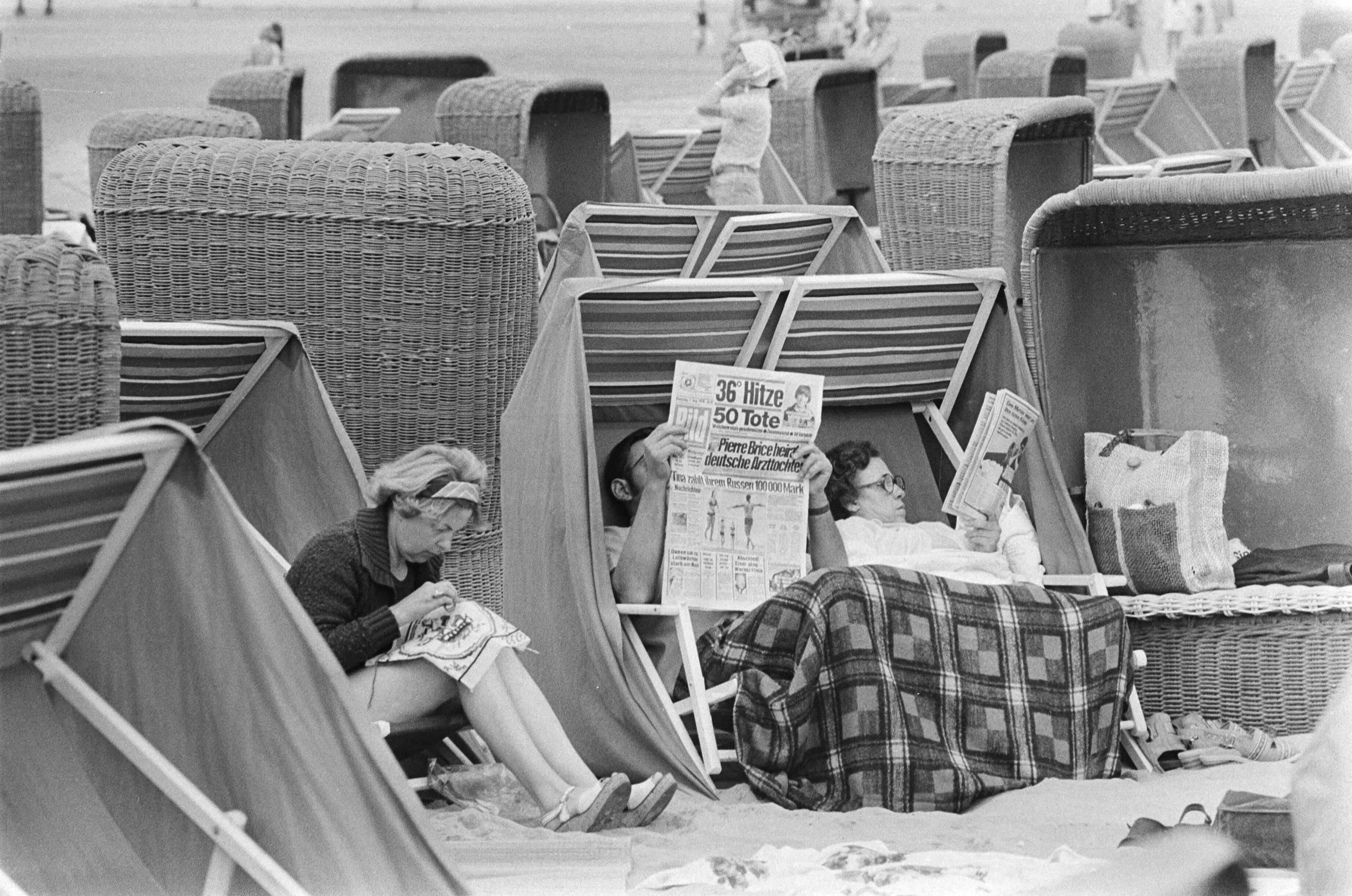 Fotocollectie Anefo — Ingepakte Duitse toeristen op strand Zandvoort — Foto: Verhoeff, Bert / Anefo. Licentie: Set B: Rechtenvrij / Publiek Domein. Bron: Nationaal Archief. http://hdl.handle.net/10648/acb97404-d0b4-102d-bcf8-003048976d84