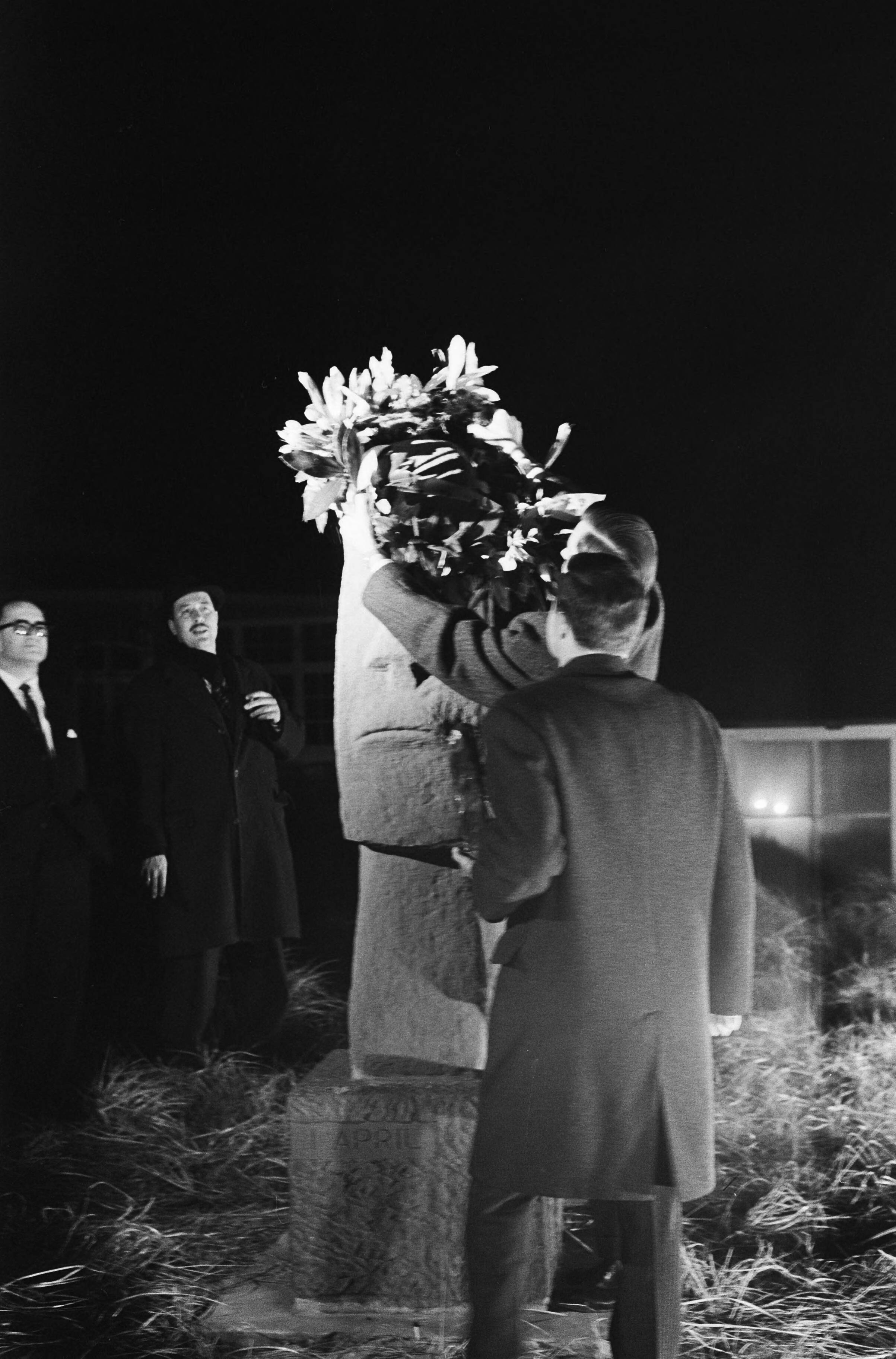 Fotocollectie Anefo — De "Prix de Joke" een schepping van de steenhouwer Edo van Tetterode. Studenten bekronen het originele beeld in Zandvoort — Foto: Pot, Harry / Anefo. Licentie: Set B: Rechtenvrij / Publiek Domein. Bron: Nationaal Archief. http://hdl.handle.net/10648/aa305284-d0b4-102d-bcf8-003048976d84
