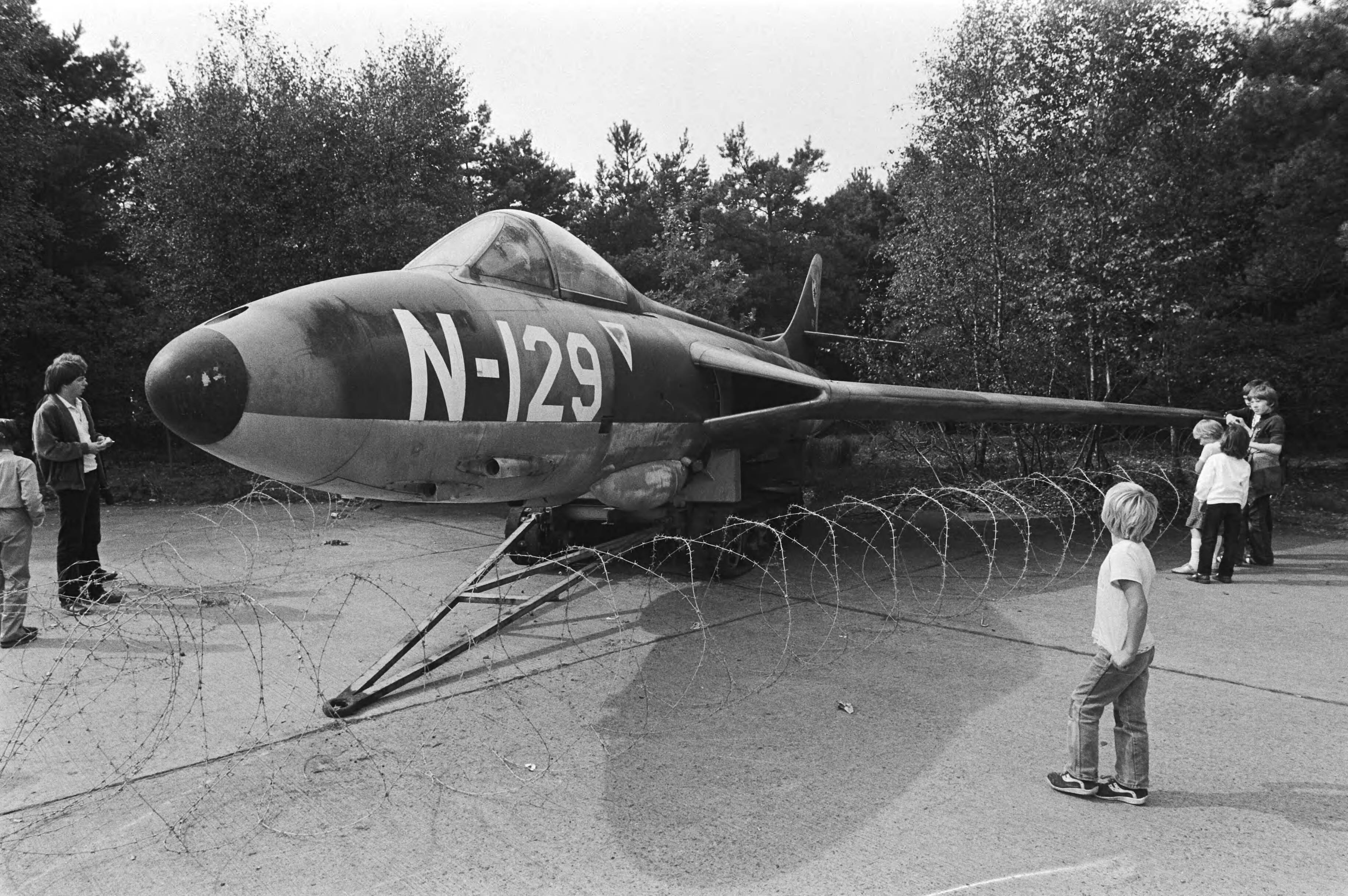 Open dag op luchtmachtbasis Soesterberg — Grote interesse voor een Hawker Hunter jachtvliegtuig tijdens de open dag op de luchtmachtbasis Soesterberg — Foto: Dijk, Hans van / Anefo. Licentie: Set B: Rechtenvrij / Publiek Domein. Bron: Nationaal Archief. http://hdl.handle.net/10648/ad039cc8-d0b4-102d-bcf8-003048976d84