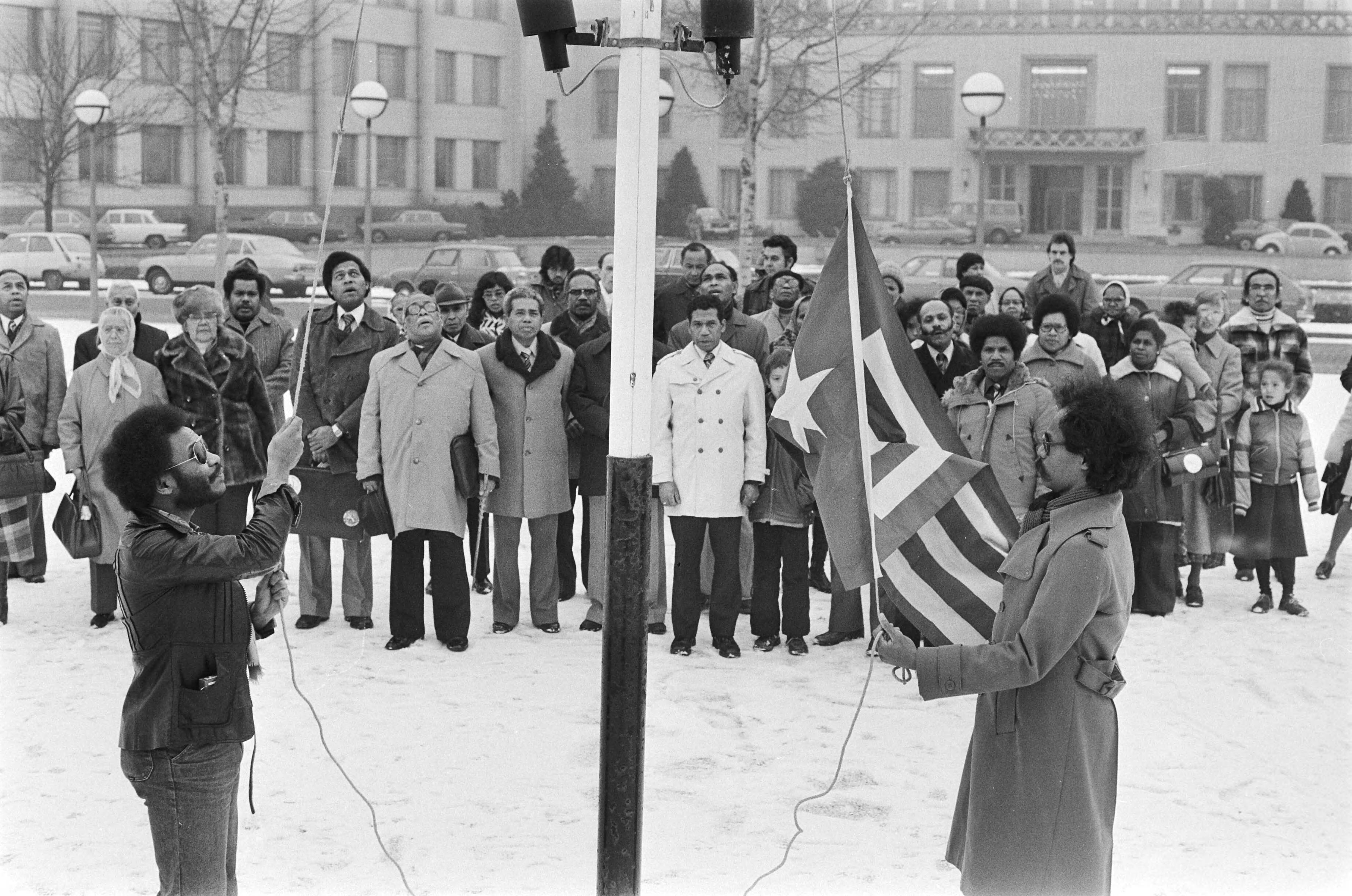 Fotocollectie Anefo — Papoeas vieren Nationale Dag in Den Haag ; het hijsen van de vlag van West Papoea — Foto: Suyk, Koen / Anefo. Licentie: Set B: Rechtenvrij / Publiek Domein. Bron: Nationaal Archief. http://hdl.handle.net/10648/acc0a134-d0b4-102d-bcf8-003048976d84