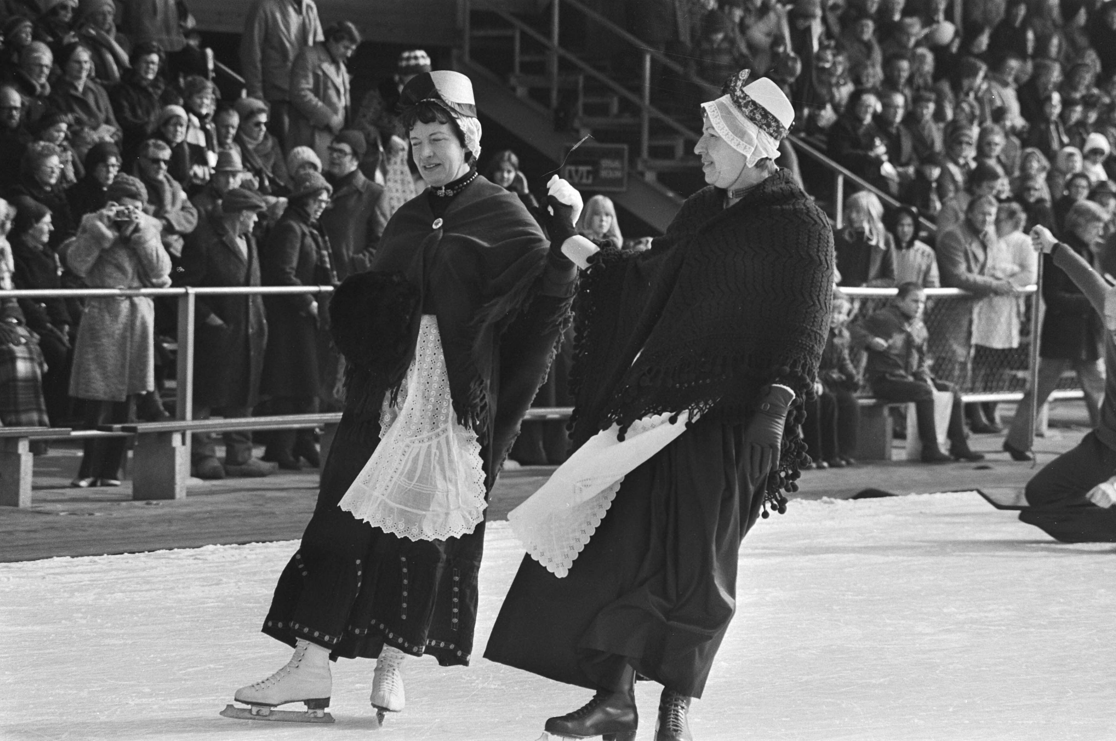 Fotocollectie Anefo — Oud-hollandse ijsfolklore op kunstijsbaan Alkmaar; schoonrijden in klederdracht — Foto: Bogaerts, Rob / Anefo. Licentie: Set B: Rechtenvrij / Publiek Domein. Bron: Nationaal Archief. http://hdl.handle.net/10648/ac7ea93c-d0b4-102d-bcf8-003048976d84