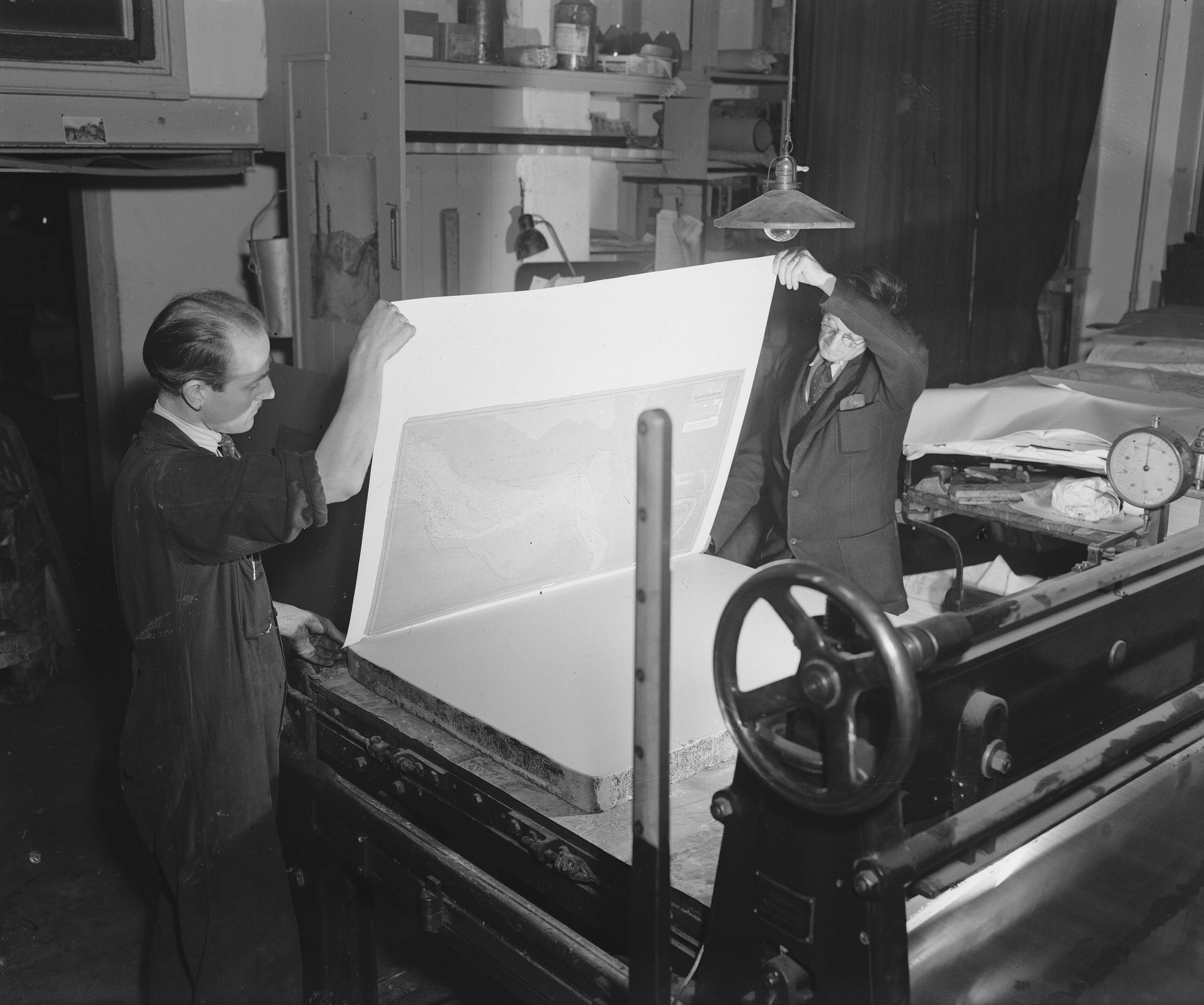 Fotocollectie Anefo — Hydrografische dienst Den Haag — Foto: Raucamp, Koos / Anefo. Licentie: Set B: Rechtenvrij / Publiek Domein. Bron: Nationaal Archief. http://hdl.handle.net/10648/a897e69e-d0b4-102d-bcf8-003048976d84