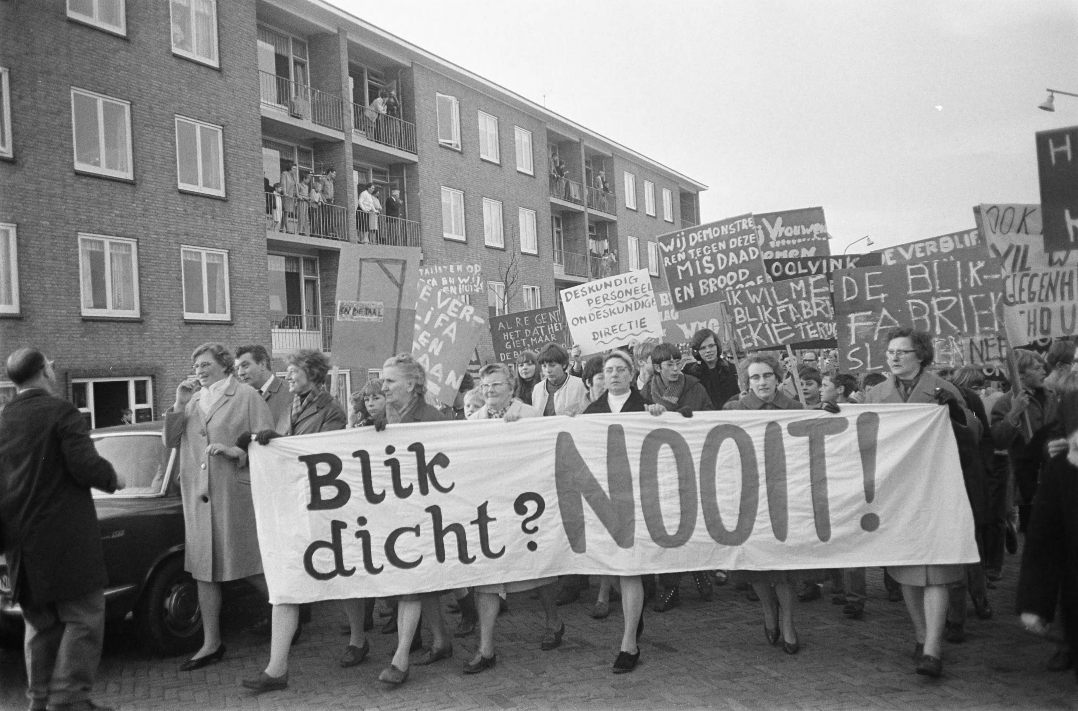 Fotocollectie Anefo — Demonstratie van huismoeders te Krommenie tegen de voorgenomen sluiting van de fabriek van Thomassen Drijver en Verblifa — Foto: Koch, Eric / Anefo. Licentie: Set B: Rechtenvrij / Publiek Domein. Bron: Nationaal Archief. http://hdl.handle.net/10648/ab665662-d0b4-102d-bcf8-003048976d84