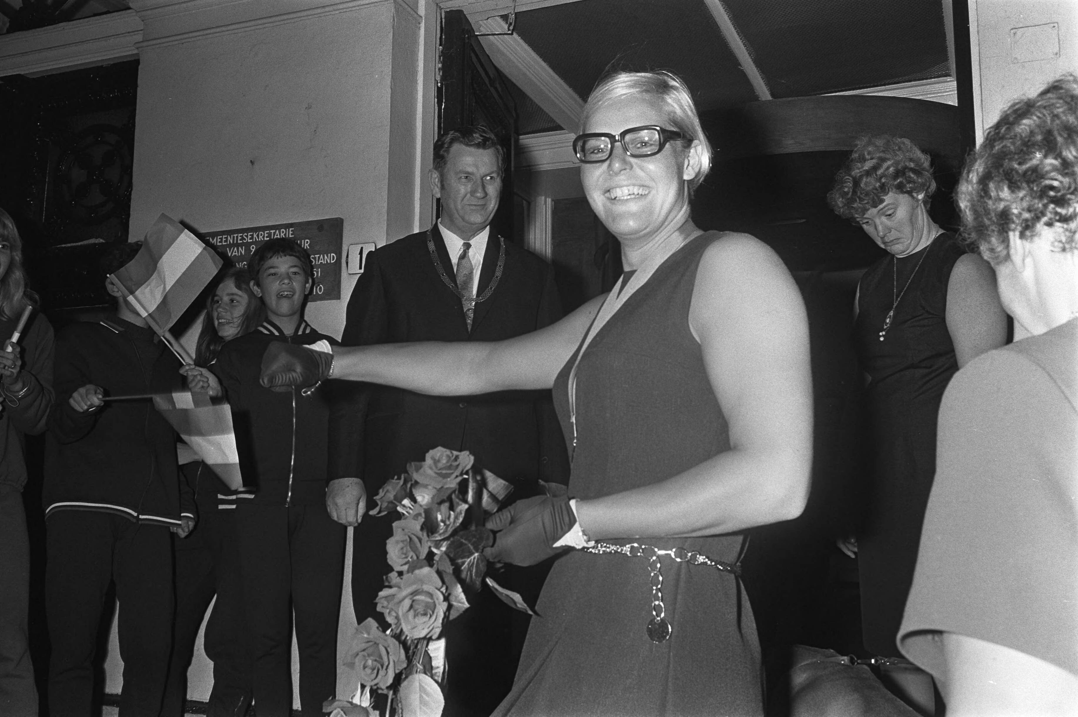 Fotocollectie Anefo — Ada Kok gehuldigd in Zaandam Ada Kok , ere burgeres Gemeente Zaandam , hier bekijkt zij de gouden legpenning — Foto: Koch, Eric / Anefo. Licentie: Set B: Rechtenvrij / Publiek Domein. Bron: Nationaal Archief. http://hdl.handle.net/10648/ab52fa90-d0b4-102d-bcf8-003048976d84