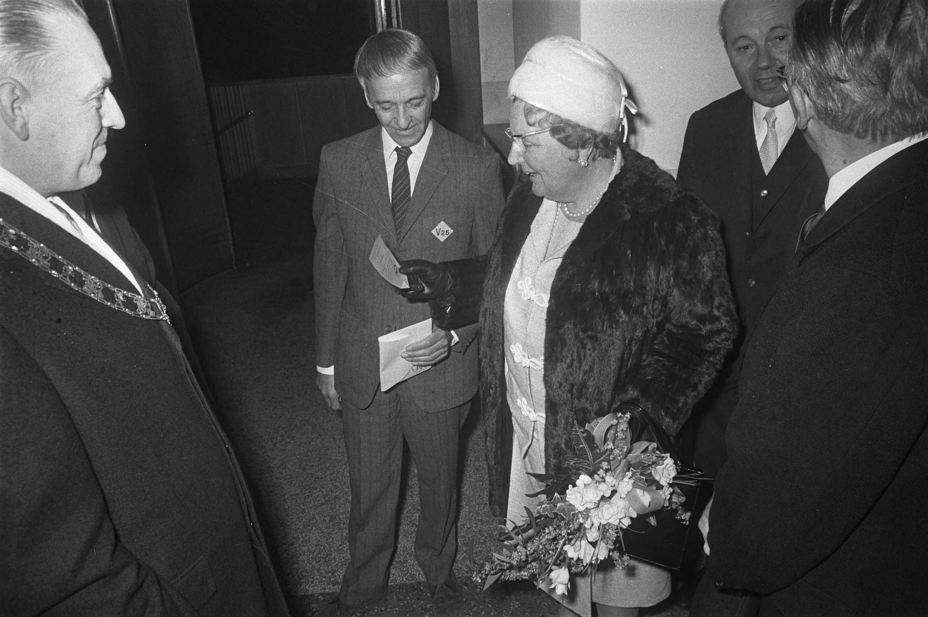 Herdenking in Leeuwarden van 25 jaar bevrijding van Friesland in aanwezigheid van koningin Juliana — Koningin Juliana ontvangt in het beursgebouw van Leeuwarden van de heer Hallema een 'Ausweiss'. Links burgemeester van Leeuwarden Brandsma — Foto: Fotograaf Onbekend / Anefo. Licentie: Set B: Rechtenvrij / Publiek Domein. Bron: Nationaal Archief. http://hdl.handle.net/10648/ab943a1e-d0b4-102d-bcf8-003048976d84