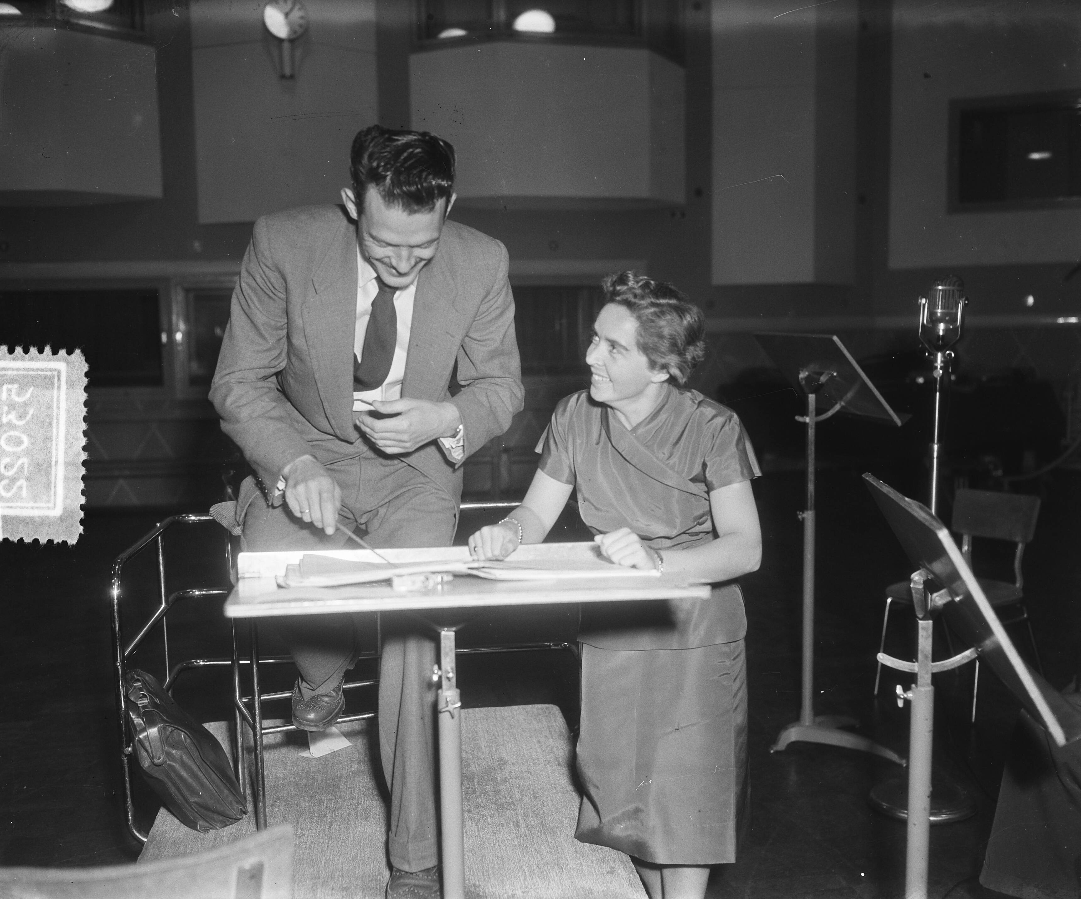 Toos van Dongen Hilversum — Zangeres Toos van Dongen in Hilversum [de zangeres overlegt met de dirigent] — Foto: Pot, Harry / Anefo. Licentie: Set B: Rechtenvrij / Publiek Domein. Bron: Nationaal Archief. http://hdl.handle.net/10648/a8ff7156-d0b4-102d-bcf8-003048976d84