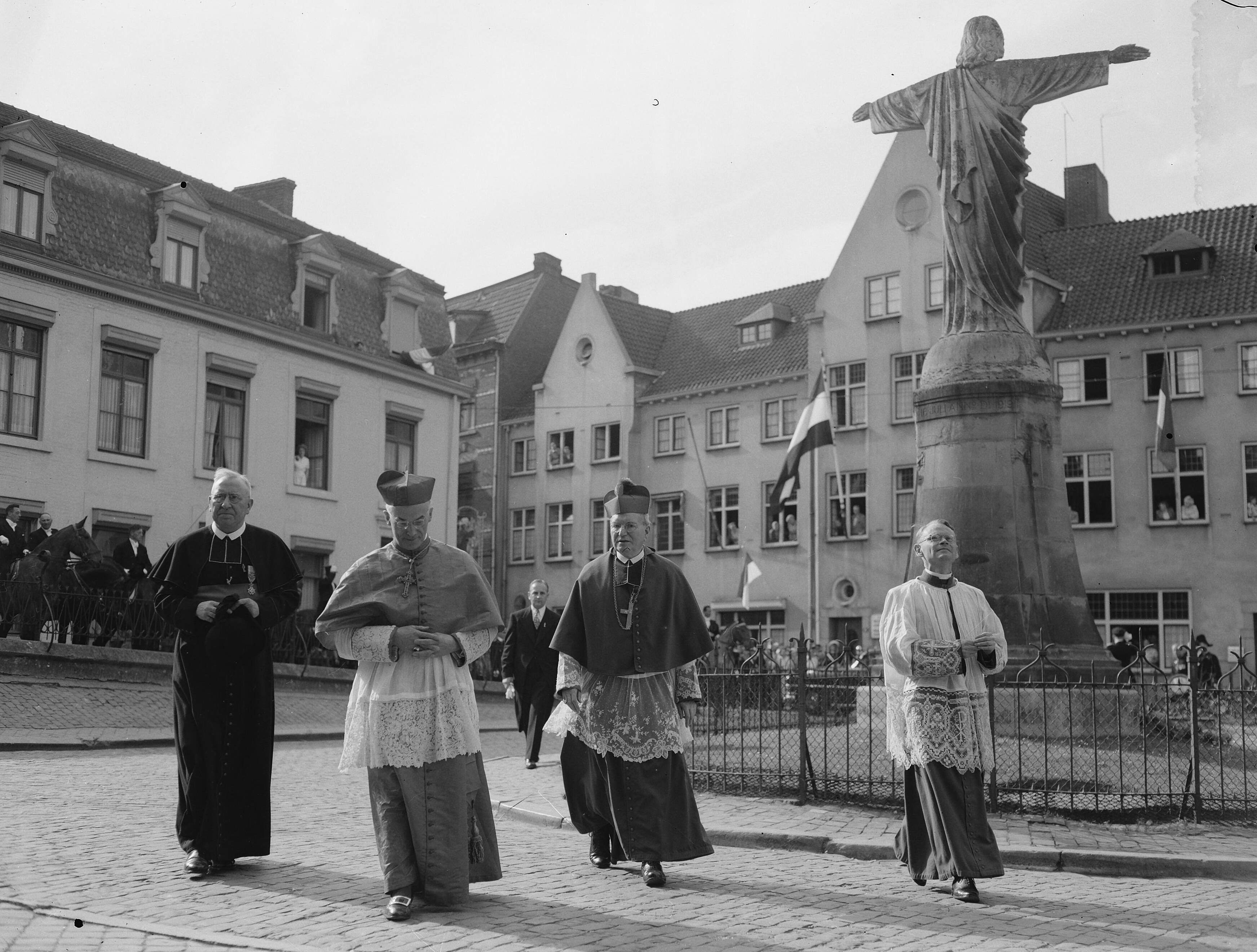 Fotocollectie Anefo — Heiligdomsvaart Maastricht. Links Mgr. Frings, aartsbisschop Van Keulen, rechts Mgr. Dr. J. H. G. Lemmens, bisschop van Roermond — Foto: Pot, Harry / Anefo. Licentie: Set B: Rechtenvrij / Publiek Domein. Bron: Nationaal Archief. http://hdl.handle.net/10648/a937fa76-d0b4-102d-bcf8-003048976d84