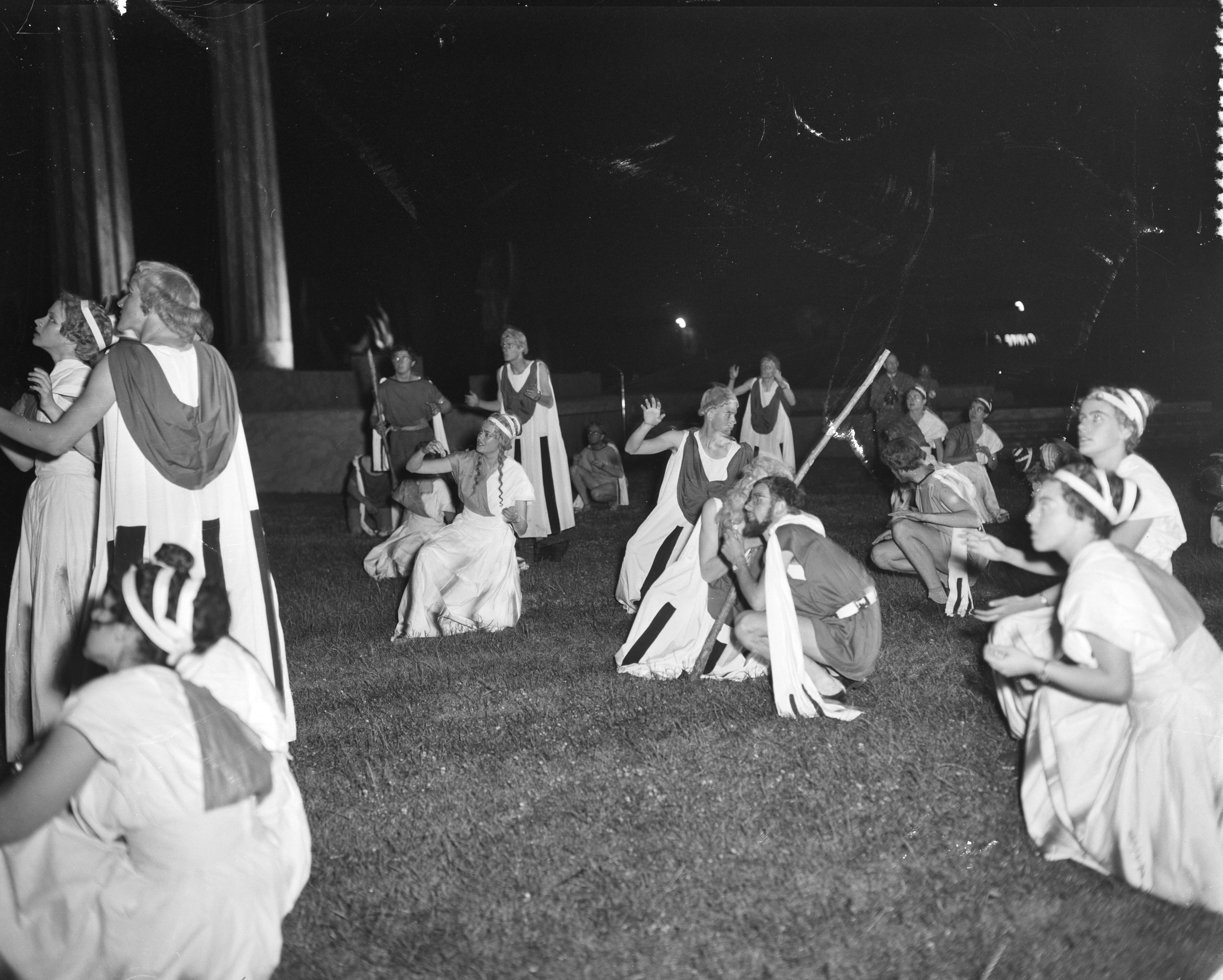 Lustrum USC Utrecht (1956) — Generale repetitie het lustrumspel "Xerxes" van het USC — Foto: Bilsen, Joop van / Anefo. Licentie: Set B: Rechtenvrij / Publiek Domein. Bron: Nationaal Archief. http://hdl.handle.net/10648/a94b0986-d0b4-102d-bcf8-003048976d84
