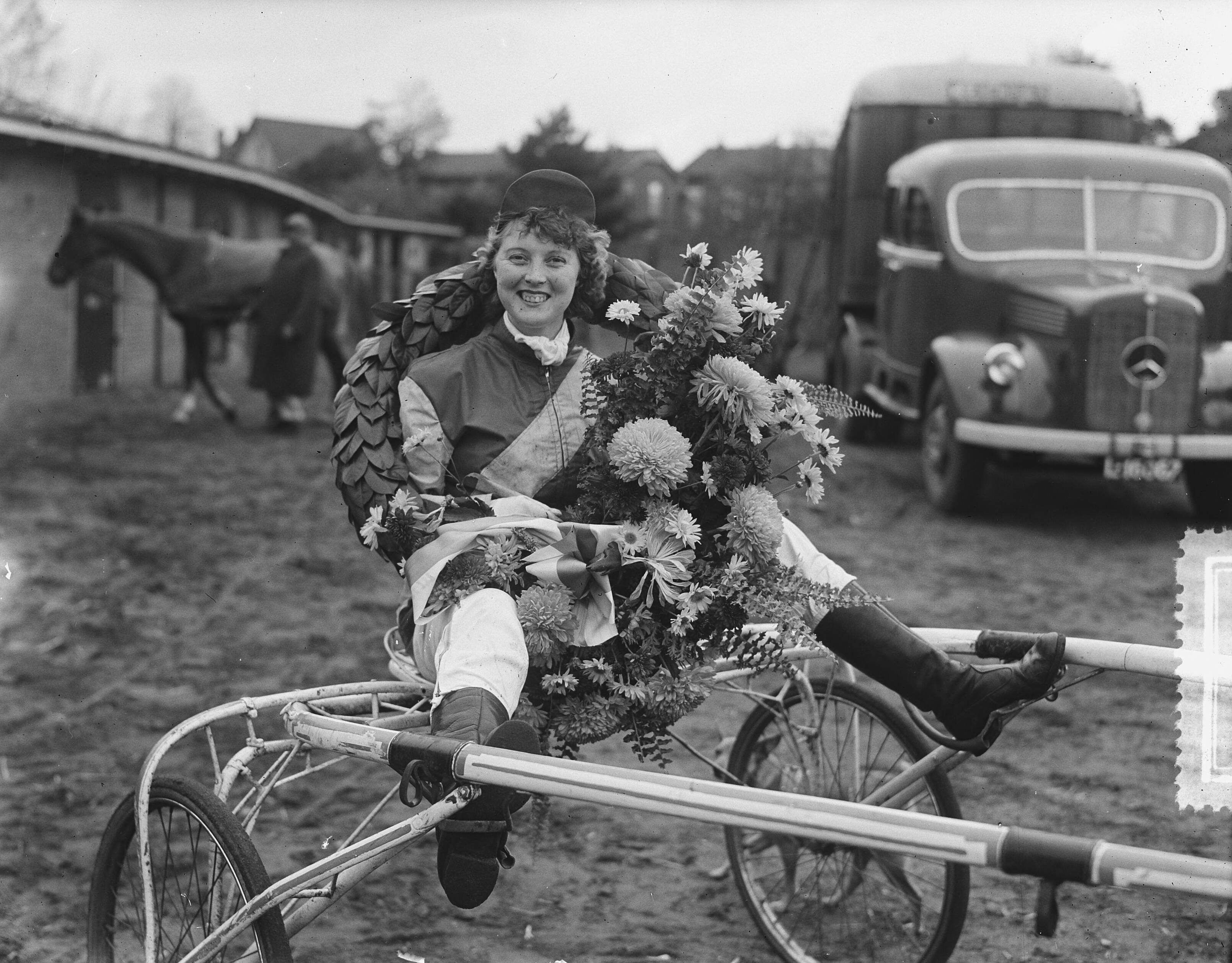 Fotocollectie Anefo — Nederlandse kampioenschap dames-pikeurs te Hilversum; kampioene mevrouw Hamming-Woldijk uit Eelde — Foto: Duinen, H. van / Anefo. Licentie: Set B: Rechtenvrij / Publiek Domein. Bron: Nationaal Archief. http://hdl.handle.net/10648/a92bd4da-d0b4-102d-bcf8-003048976d84