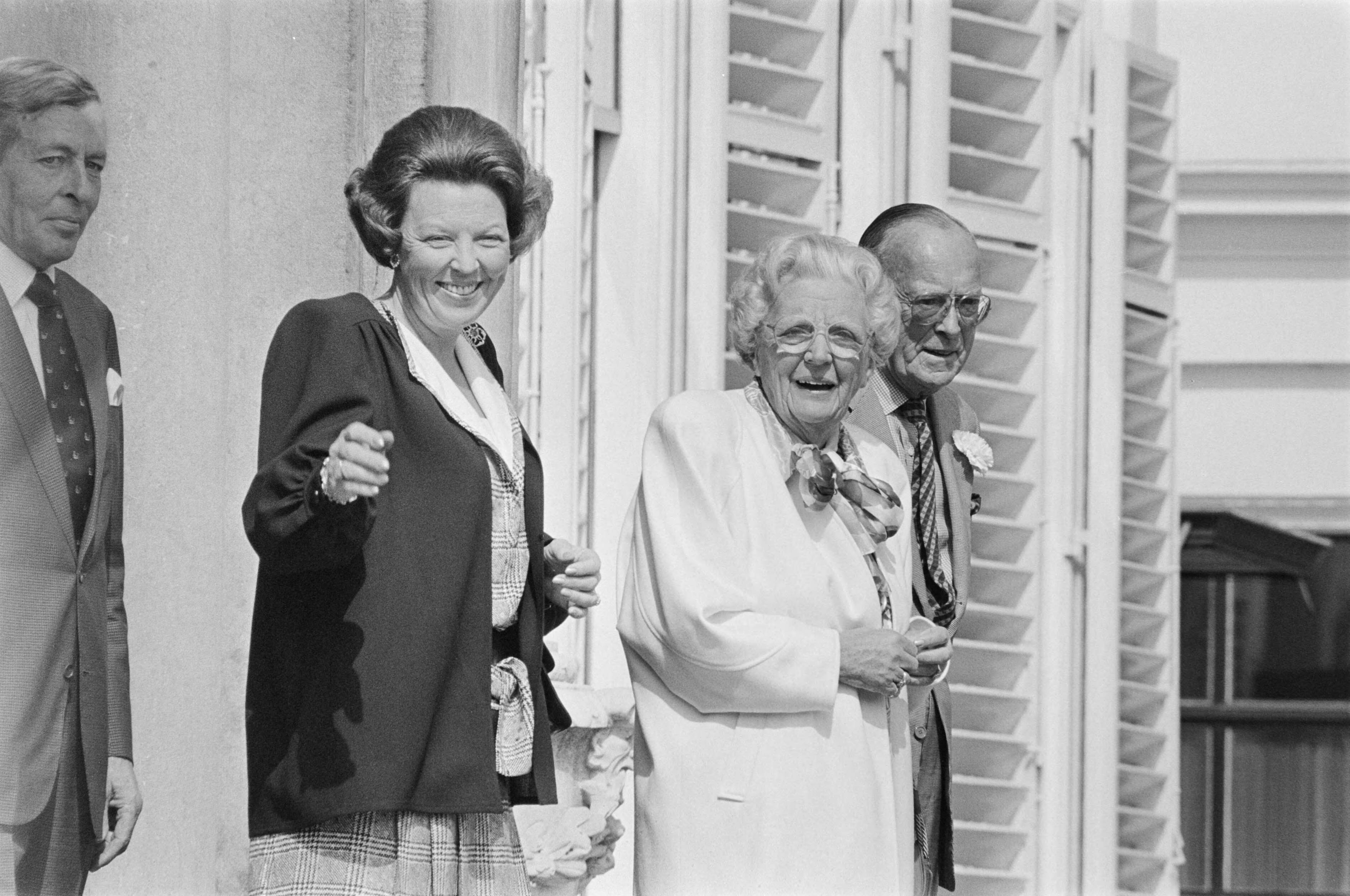 Fotocollectie Anefo — Koninginnedag 1987; Koningin Beatrix , Prinses Juliana Prins Bernhard op bordes Soestdijk — Foto: Bogaerts, Rob / Anefo. Licentie: Set B: Rechtenvrij / Publiek Domein. Bron: Nationaal Archief. http://hdl.handle.net/10648/ad5fb670-d0b4-102d-bcf8-003048976d84