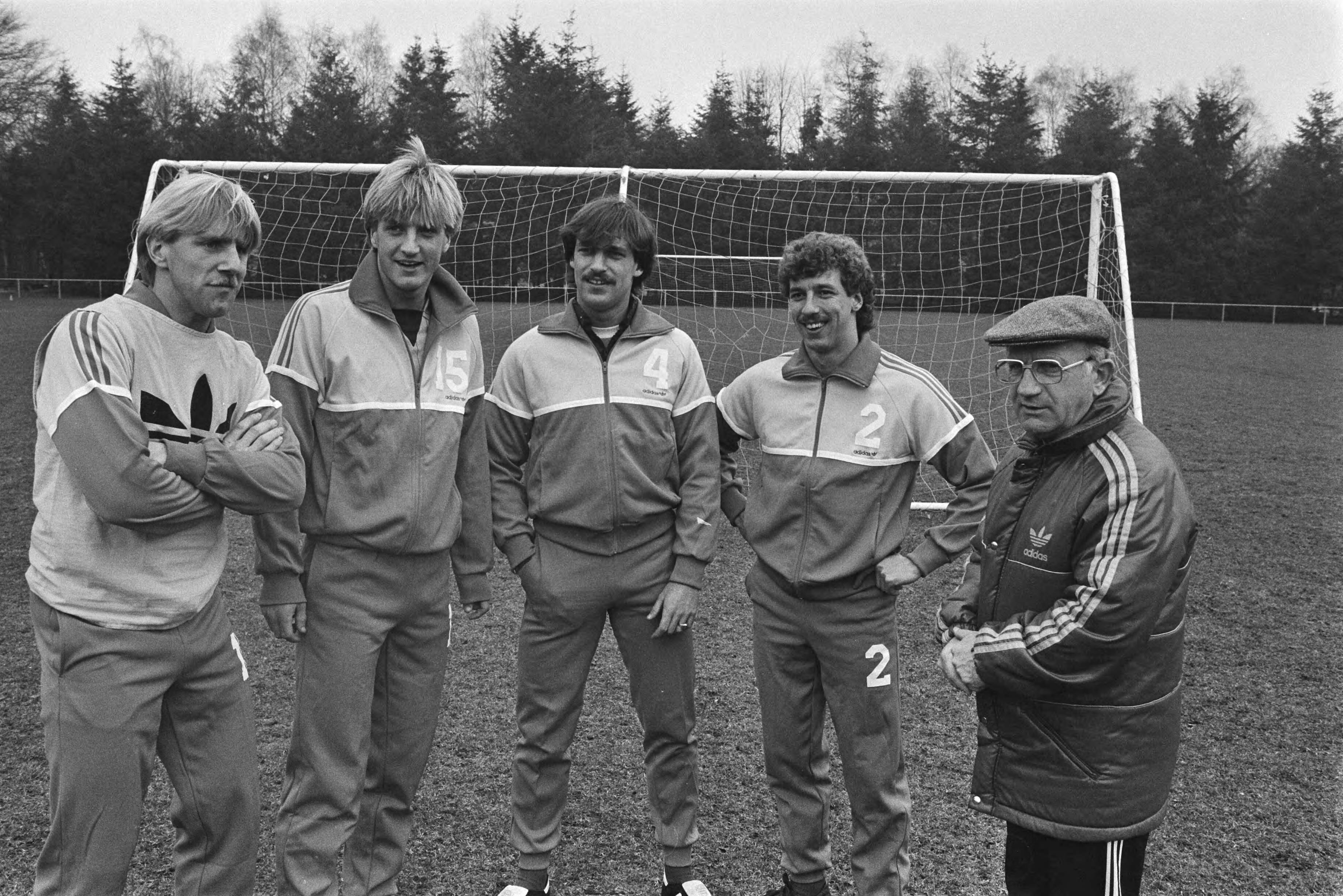Fotocollectie Anefo — Training Nederlands elftal in Zeist (i.v.m. interland tegen Denemarken); vier nieuwe spelers Wim Kieft — Foto: Antonisse, Marcel / Anefo. Licentie: Set B: Rechtenvrij / Publiek Domein. Bron: Nationaal Archief. http://hdl.handle.net/10648/ad35a376-d0b4-102d-bcf8-003048976d84