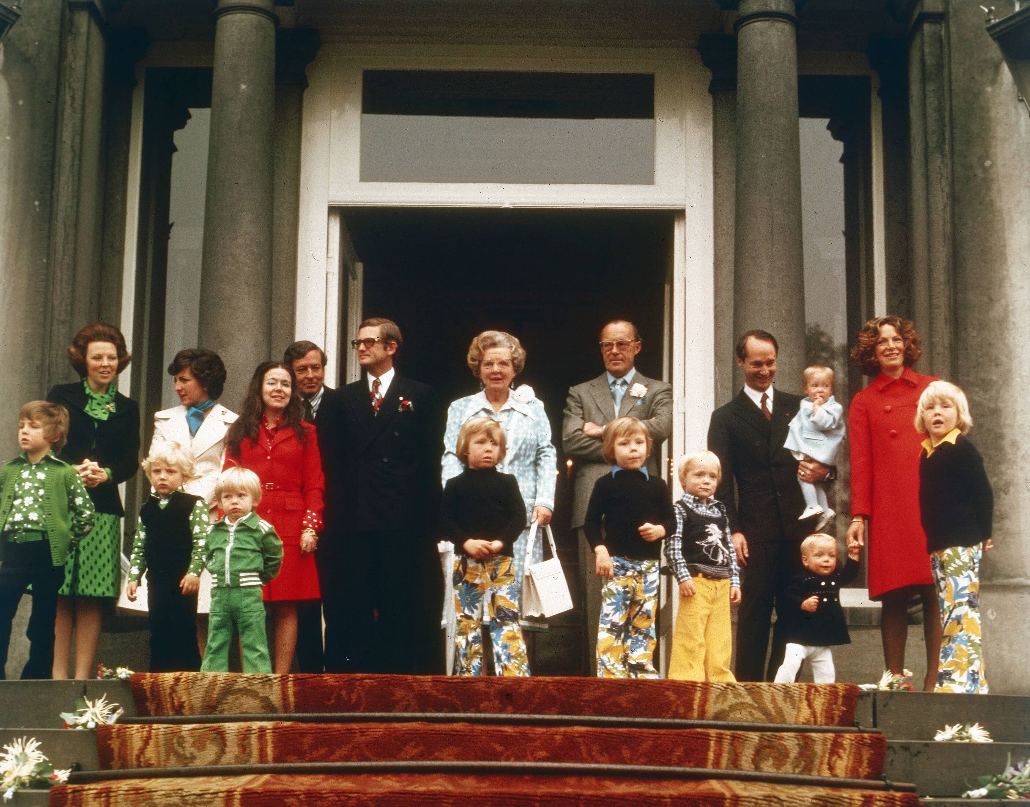 Fotocollectie RVD / Koninklijk Huis — Verjaardag koningin Juliana. Foto met alle kinderen en kleinkinderen op bordes paleis Soestdijk:koningin Juliana, prins Bernhard, prinses Beatrix, prins Claus, prinses Irene, prins Carlos sr. Prinses Margriet, mr. Pieter van Vollenhoven, prinses Christina, prins Willem-Alexander, prins Johan Friso, prins Constantijn, prins Carlos jr. prinses Margarita, prins Jaime, prins Maurits, prins Bernhard jr. prins Pieter-Christiaan, 30 april 1974 — Foto: Sterk, Jan / Algemeen Fotopersbureau Nederland / RVD. Licentie: Set B: Rechtenvrij / Publiek Domein. Bron: Nationaal Archief. http://hdl.handle.net/10648/afb4729e-d0b4-102d-bcf8-003048976d84