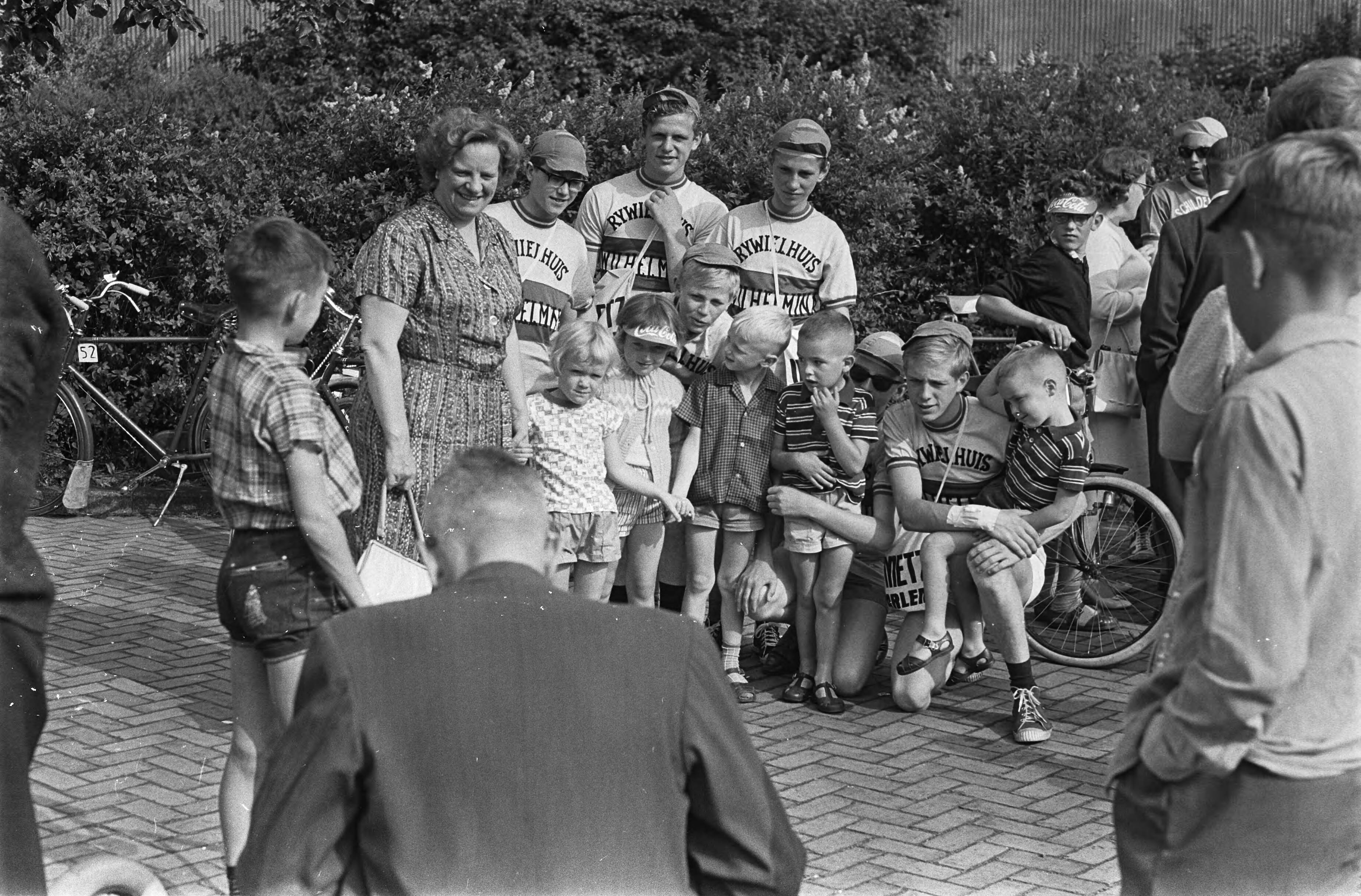 Fotocollectie Anefo — Haarlemse Muggentoer gestart. Het vertrek van de karavaan van het Planetenplein te Haarlem — Foto: Gelderen, Hugo van / Anefo. Licentie: Set B: Rechtenvrij / Publiek Domein. Bron: Nationaal Archief. http://hdl.handle.net/10648/aa3f5fc2-d0b4-102d-bcf8-003048976d84