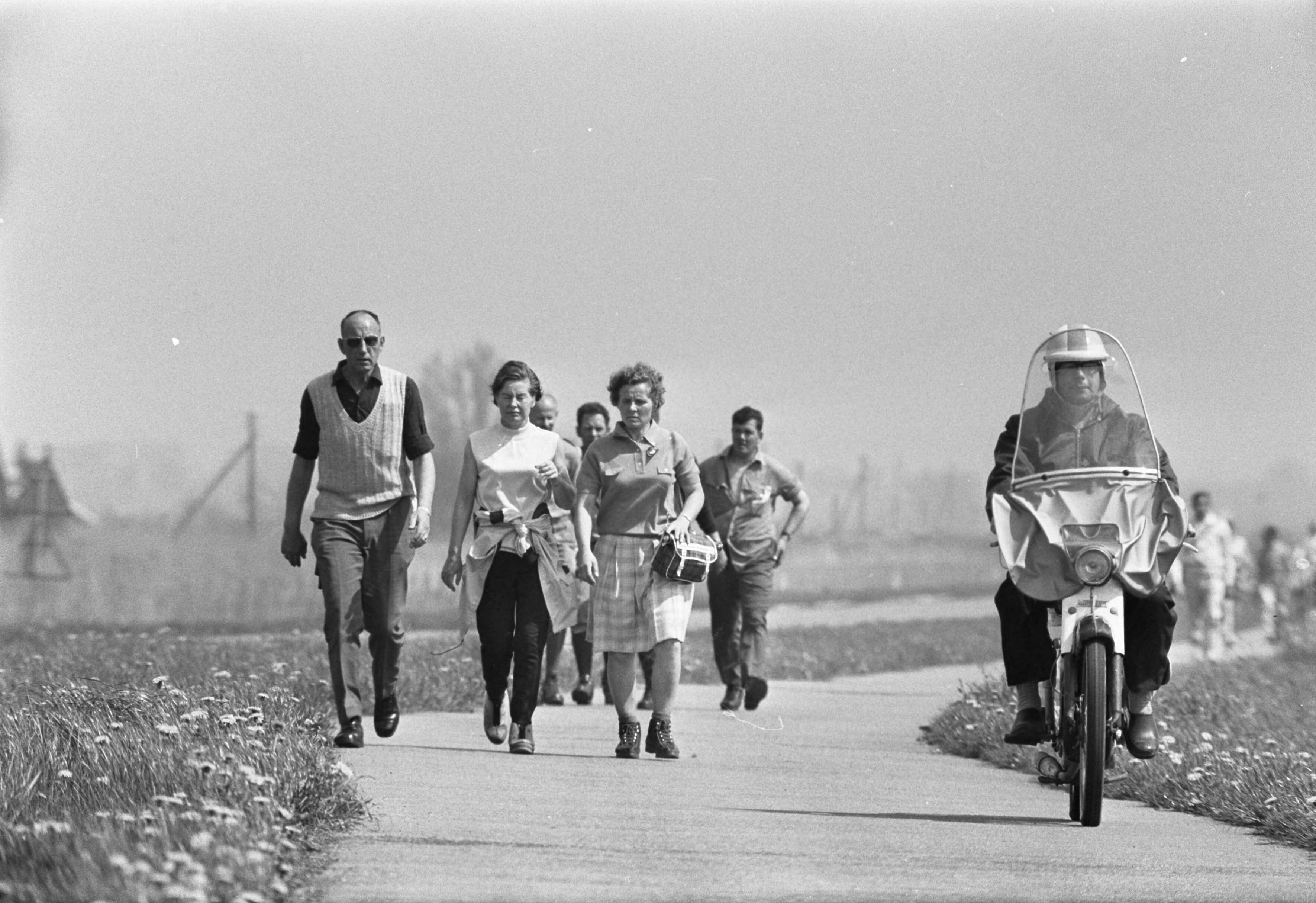 Fotocollectie Anefo — 5 daagse Elfstedentocht voor wandelaars, start in Leeuwarden wandelaars bij Sneek — Foto: Koch, Eric / Anefo. Licentie: Set B: Rechtenvrij / Publiek Domein. Bron: Nationaal Archief. http://hdl.handle.net/10648/ab690e7a-d0b4-102d-bcf8-003048976d84