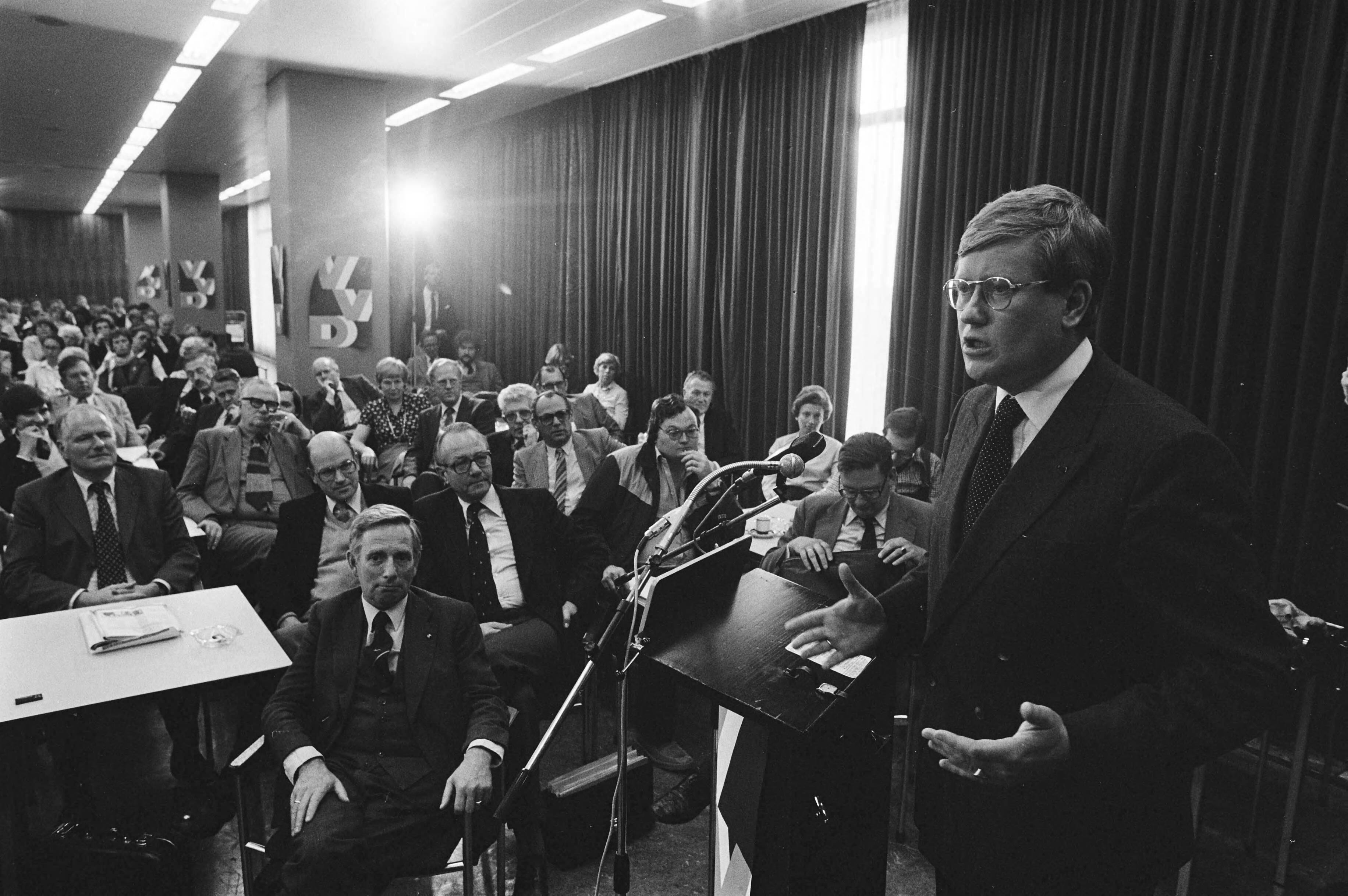 Partijraad VVD Utrecht — Wiegel tijdens rede — Foto: Dijk, Hans van / Anefo. Licentie: Set B: Rechtenvrij / Publiek Domein. Bron: Nationaal Archief. http://hdl.handle.net/10648/ad043034-d0b4-102d-bcf8-003048976d84