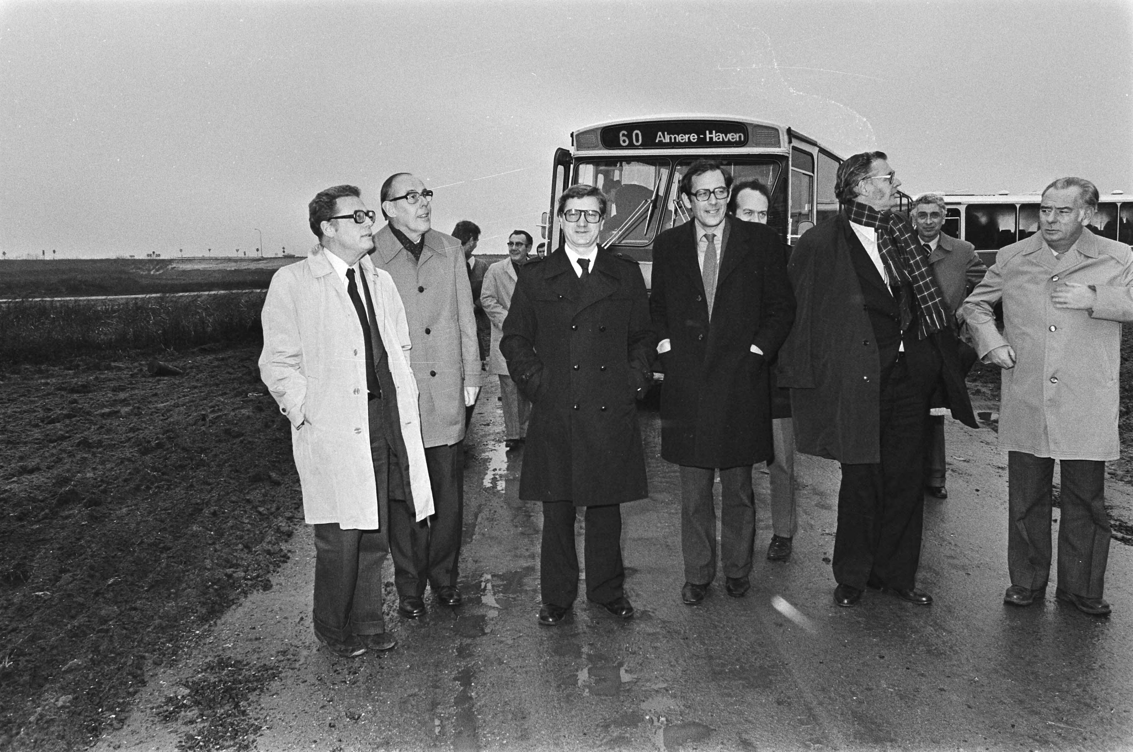 Fotocollectie Anefo — Minister Westerterp opent eerste buslijn naar Almere, — Foto: Peters, Hans / Anefo. Licentie: Set B: Rechtenvrij / Publiek Domein. Bron: Nationaal Archief. http://hdl.handle.net/10648/ac91119e-d0b4-102d-bcf8-003048976d84